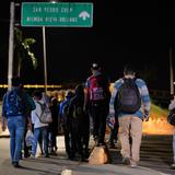Unos 400 migrantes salen en caravana hacia Estados Unidos desde el norte de Honduras