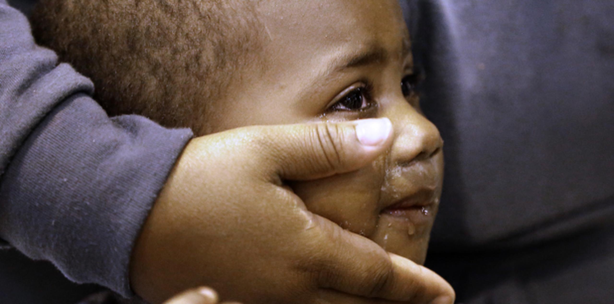 Un niño es consolado por su madre e uno de los muchos refugios en Houston. (AP)