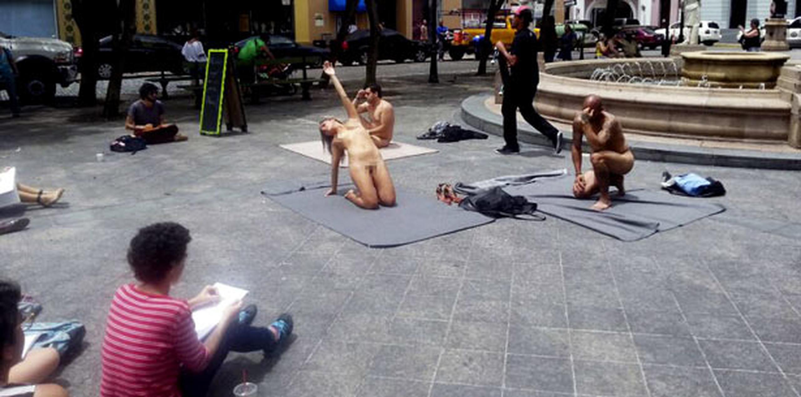 Tres personas se desnudaron esta tarde en la Plaza de Armas, del Viejo San Juan. (gerald.lopez@gfrmedia.com)