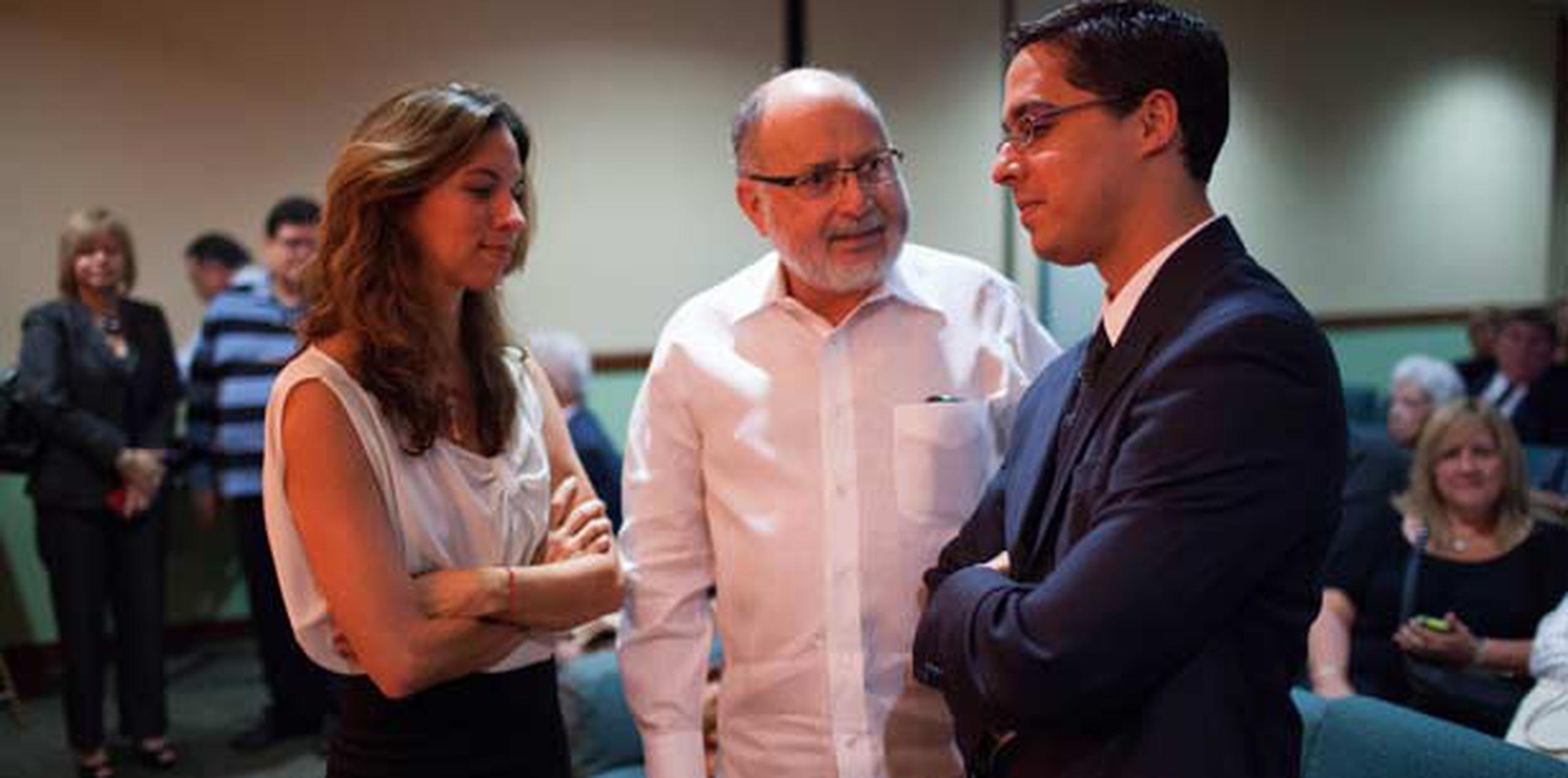 Rebeca Noriega Costas y su hermano Javier conversan con el secretario de Justicia, Luis Sánchez Betances. (GFR Media / Dennis M. Rivera Pichardo)