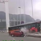 Autobús cae de puente tras pelea entre pasajera y chofer