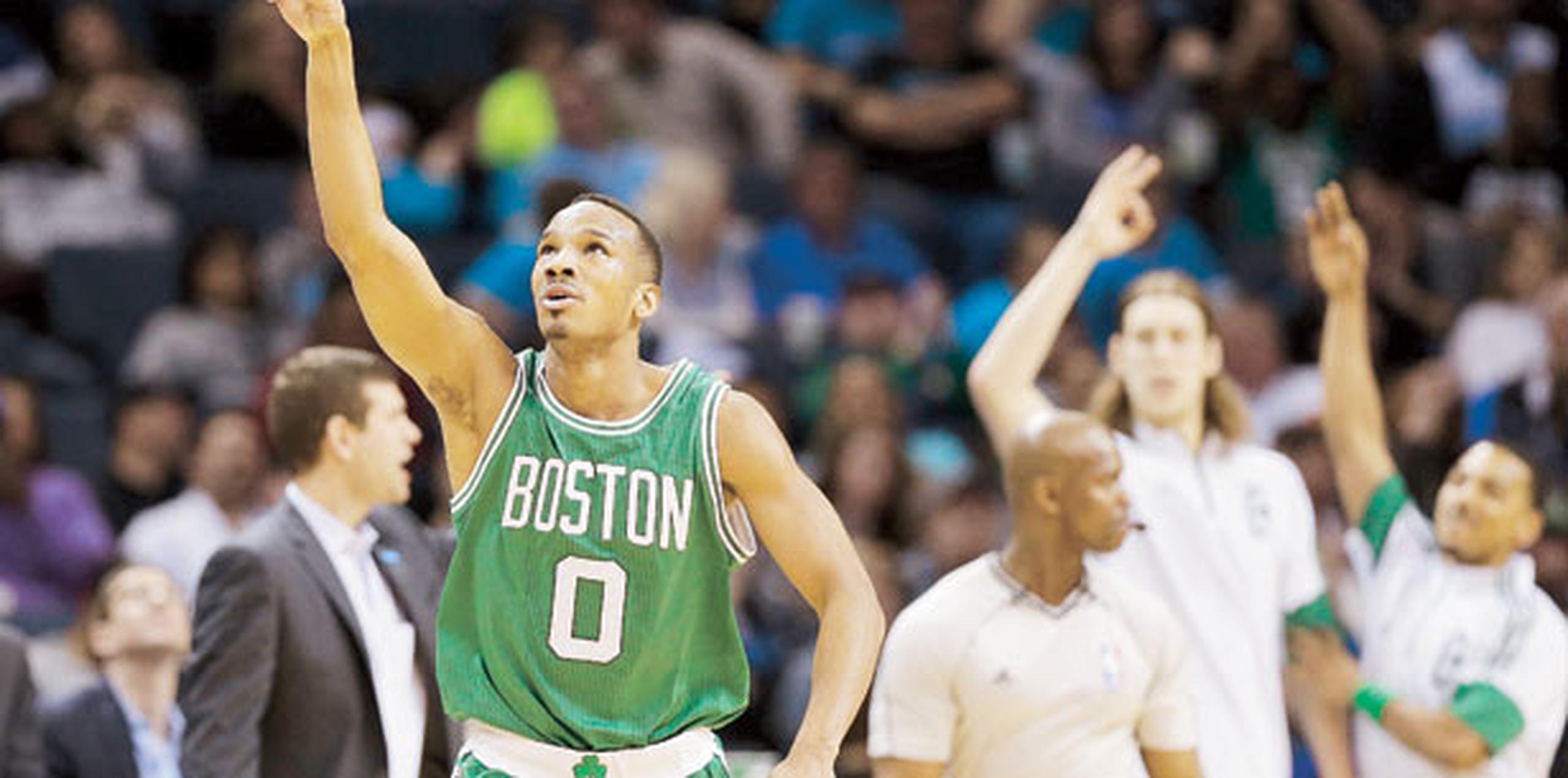 Avery Bradley, de los Celtics de Boston, celebra tras lograr un canasto de tres durante la segunda mitad del  encuentro de ayer. Bradley fue la bujía ofensiva de su equipo al totalizar 30 puntos. (AP / Chuck Burton)