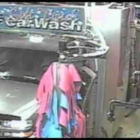 Hombre abre puerta del carro en plena acción del "car wash"
