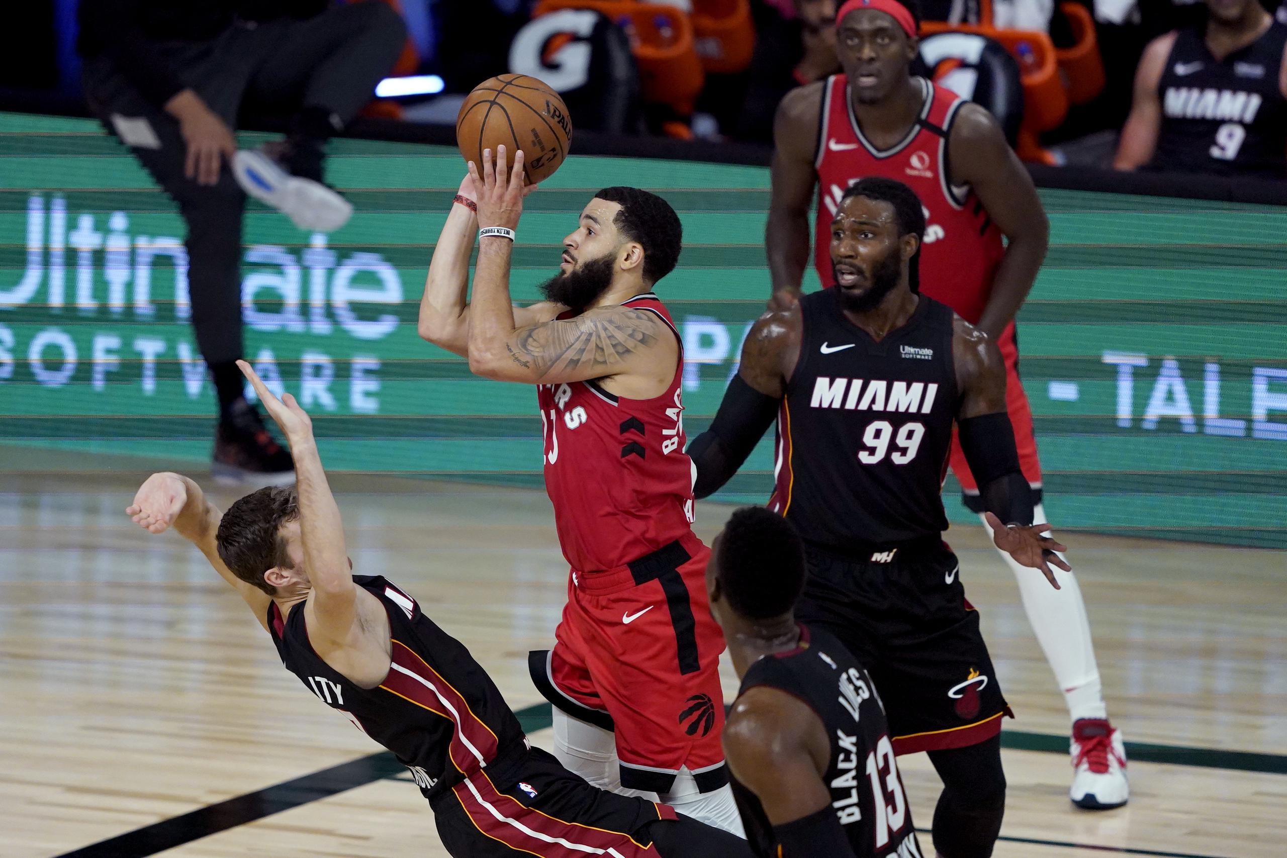 Fred VanVleet (23) de los Raptors de Toronto dispara al aro frente a Goran Dragic del Heat de Miami. Sus 36 puntos del partido son su máxima para un partido en su carrera en la NBA.