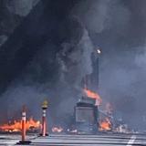 Arrastre con combustible se incendia tras chocar contra varios vehículos en autopista de México