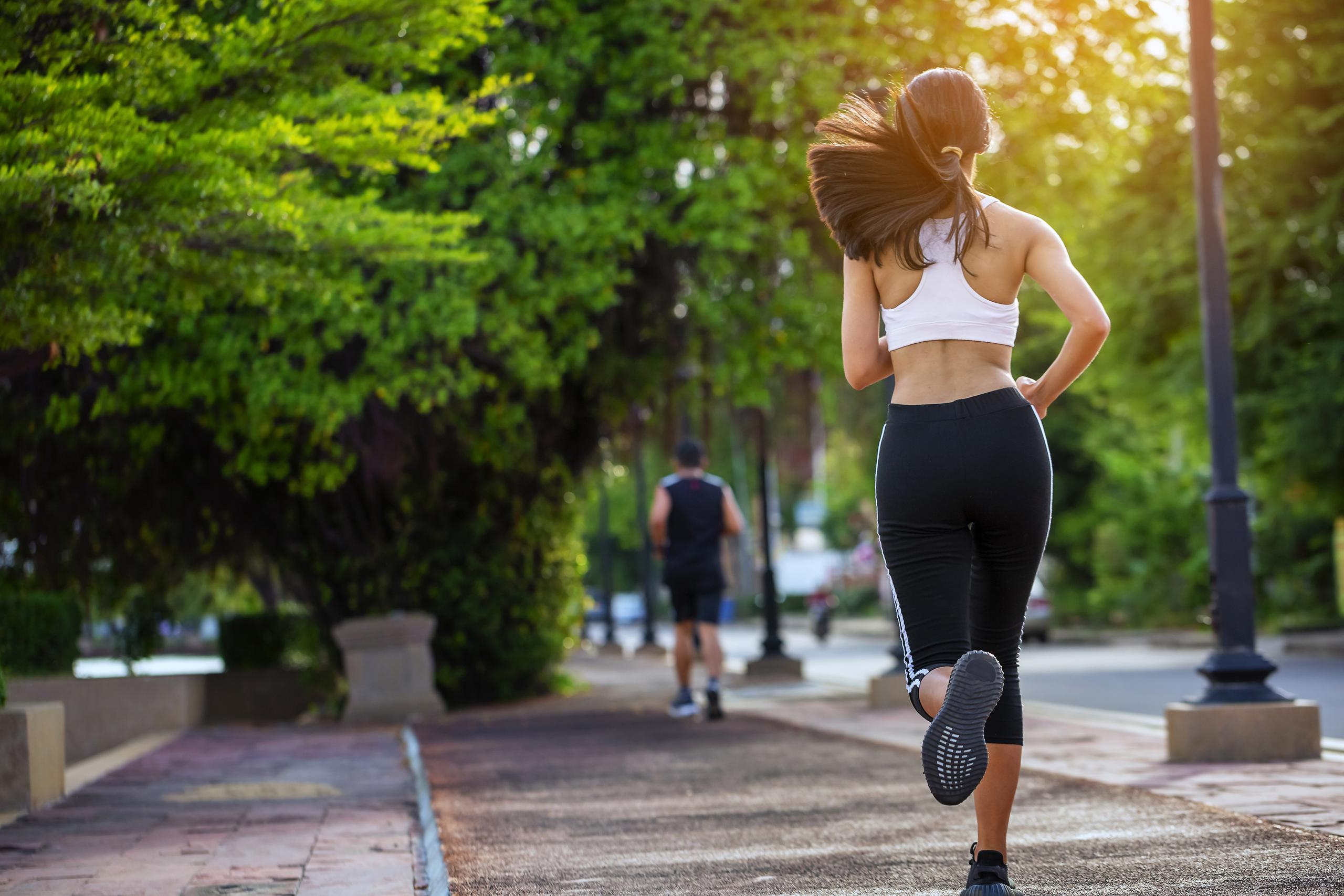 Algunas investigaciones sugieren que hacer ejercicio en la naturaleza al aire libre permite entrenar durante más tiempo