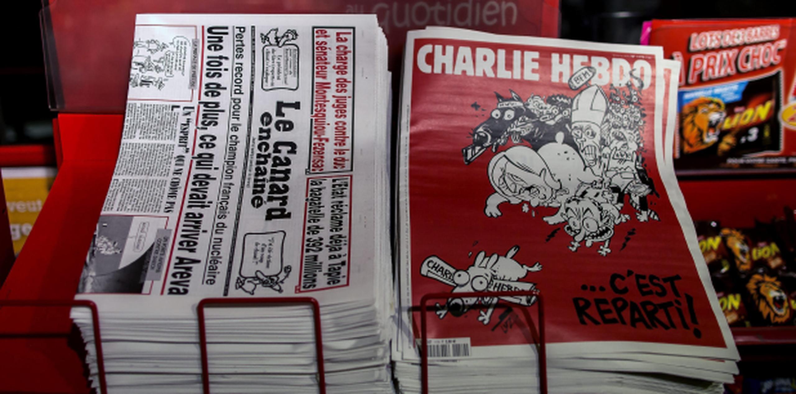 El semanario satírico "Charlie Hebdo" vuelve hoy a los quioscos, después de publicar un número especial tras la masacre yihadista de enero, con una tirada de dos millones y medio de ejemplares y nuevas burlas contra sus blancos favoritos. (EFE)