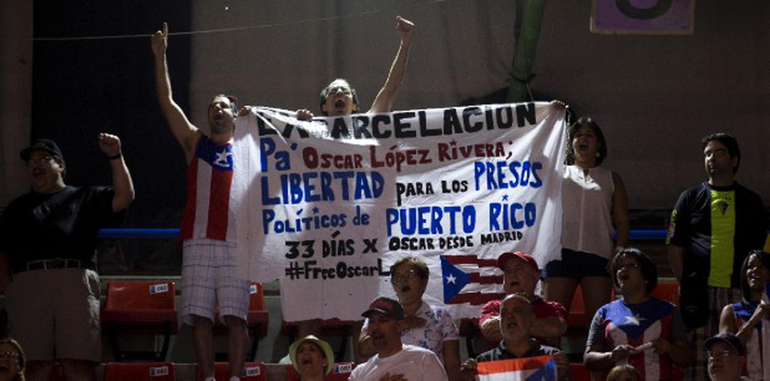 El grupo de puertorriqueños muestra su cartel a favor de la liberación de Oscar López. FIBA pidió que movieran la pancarta ya que prohíben protestas políticas en sus eventos. (Enviado especial / xavier. araujo@gfrmedia.com)