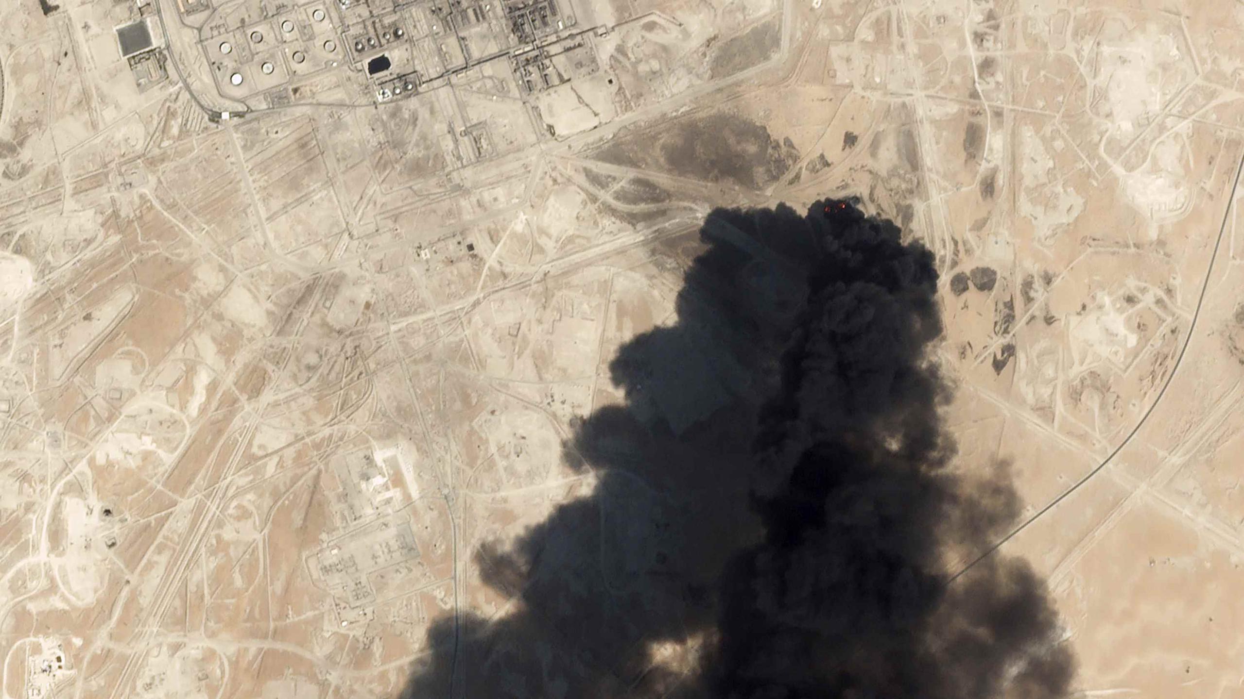 Imagen satelital de Planet Labs Inc. que muestra el espeso humo negro saliendo de la planta de procesamiento de petróleo Abqaiq. (Planet Labs Inc. vía AP)
