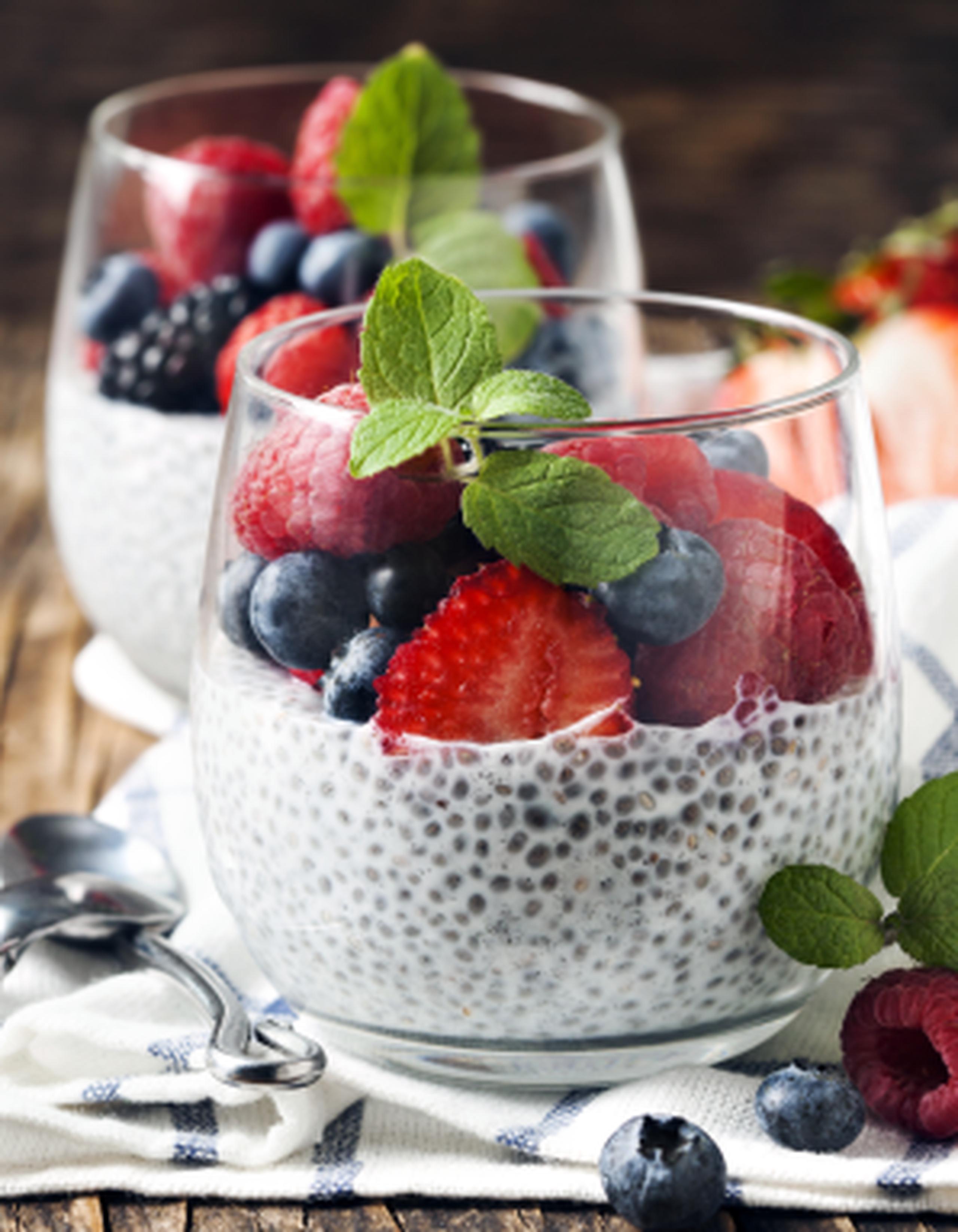 Yogur con semillas de chía y frutas. (Shutterstock)