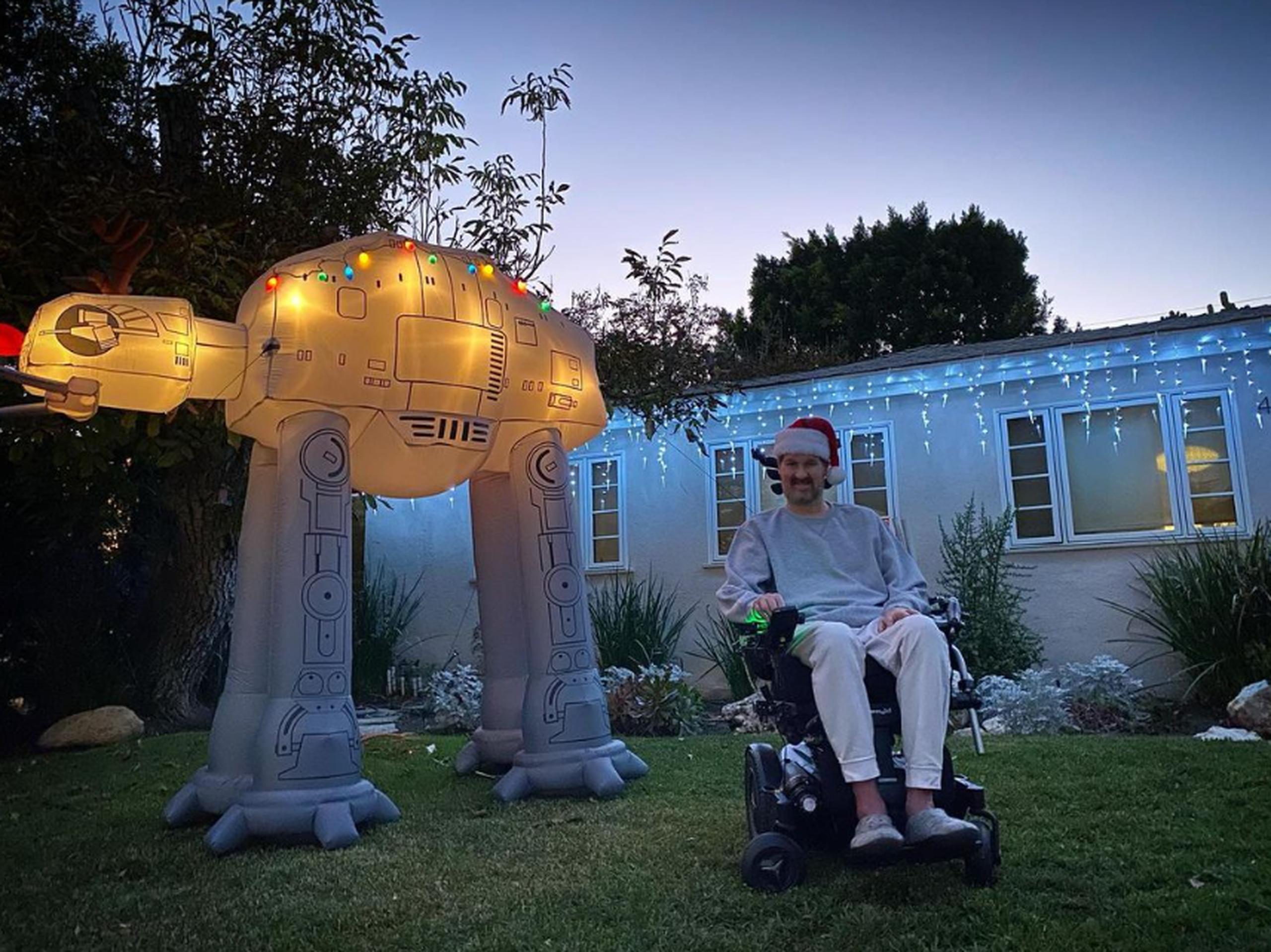 El actor Kenneth Mitchell, quien padecía esclerosis lateral amiotrófica, en una foto que compartió en su cuenta de Instagram el 1 de diciembre de 2021.