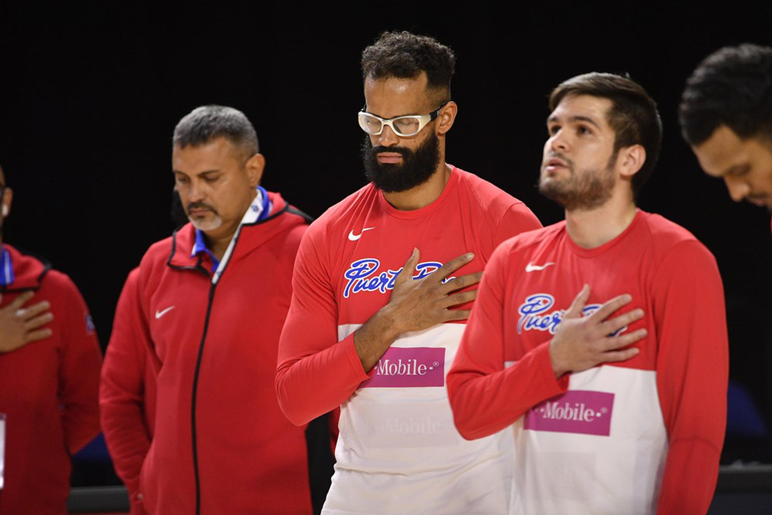 Puerto Rico ya no debutará en el Repechaje Olímpico este martes debido a la ausencia del torneo de Senegal. Ahora su primer juego será el jueves ante Italia. En la foto Eddie Casiano, Gilberto Clavell e Iván Gandía. (FIBA)