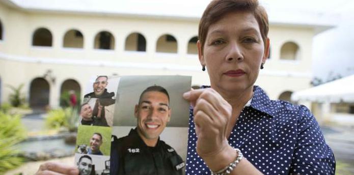 Irma Caraballo llora la ausencia de su hijo el policía Andrés Laza Caraballo.  (David Villafañe / david.villafane@gfrmedia.com)
