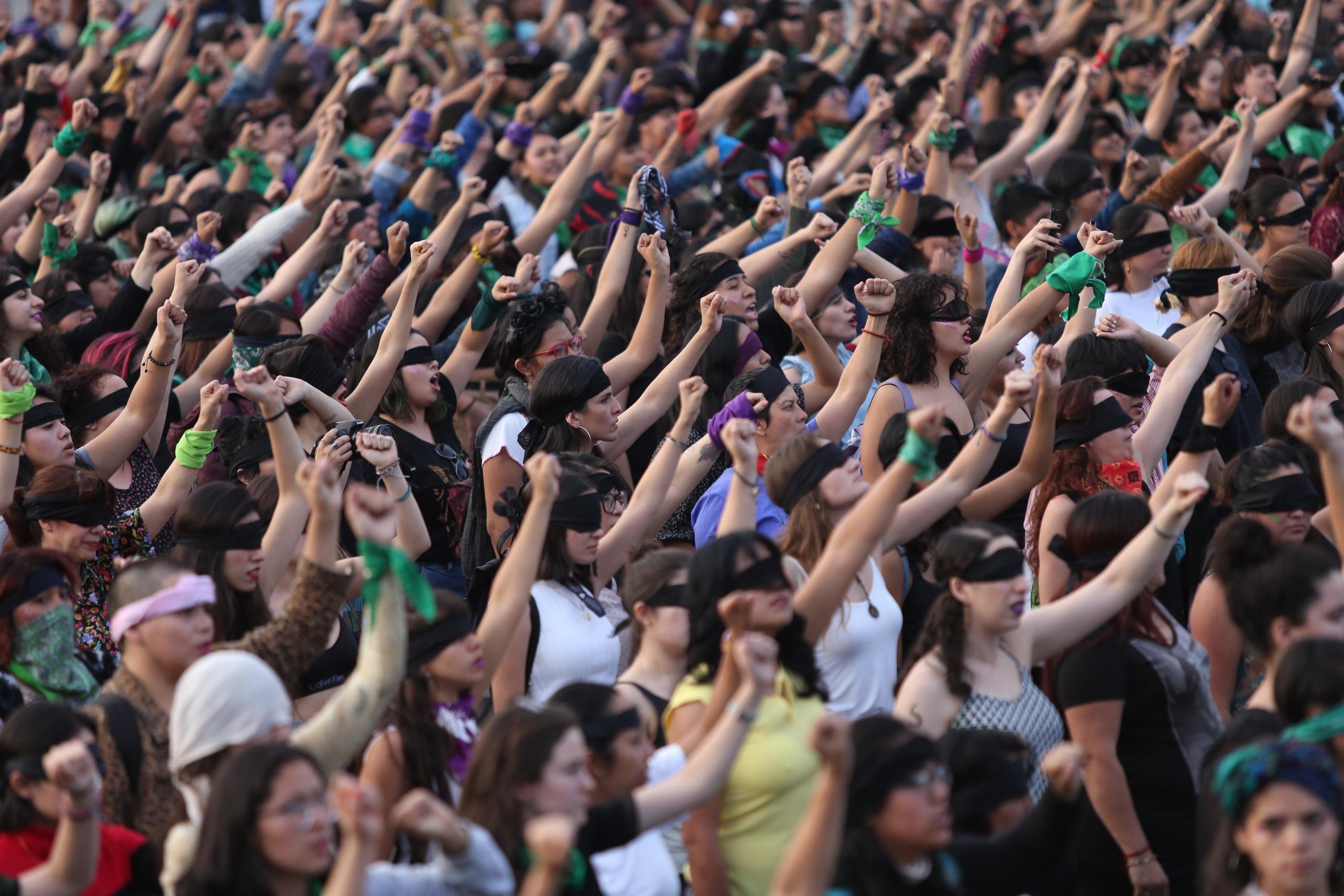 Miles de mujeres realizan el performance ""El violador eres tú"" en Ciudad de México (México).