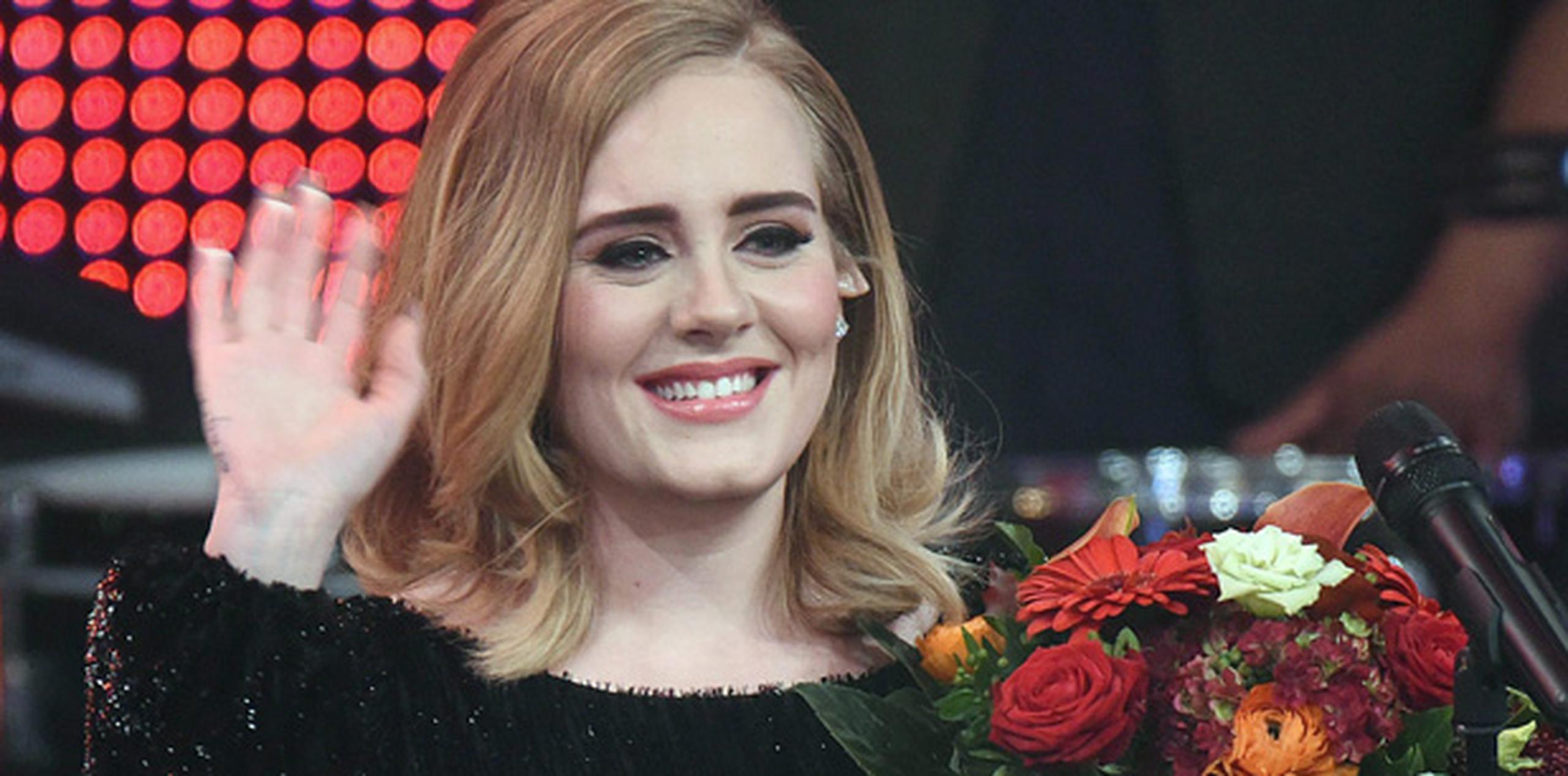 Tras cuatro años de silencio y de espera, la publicación de su tercer disco convirtió a Adele en la reina de la música. (EFE)