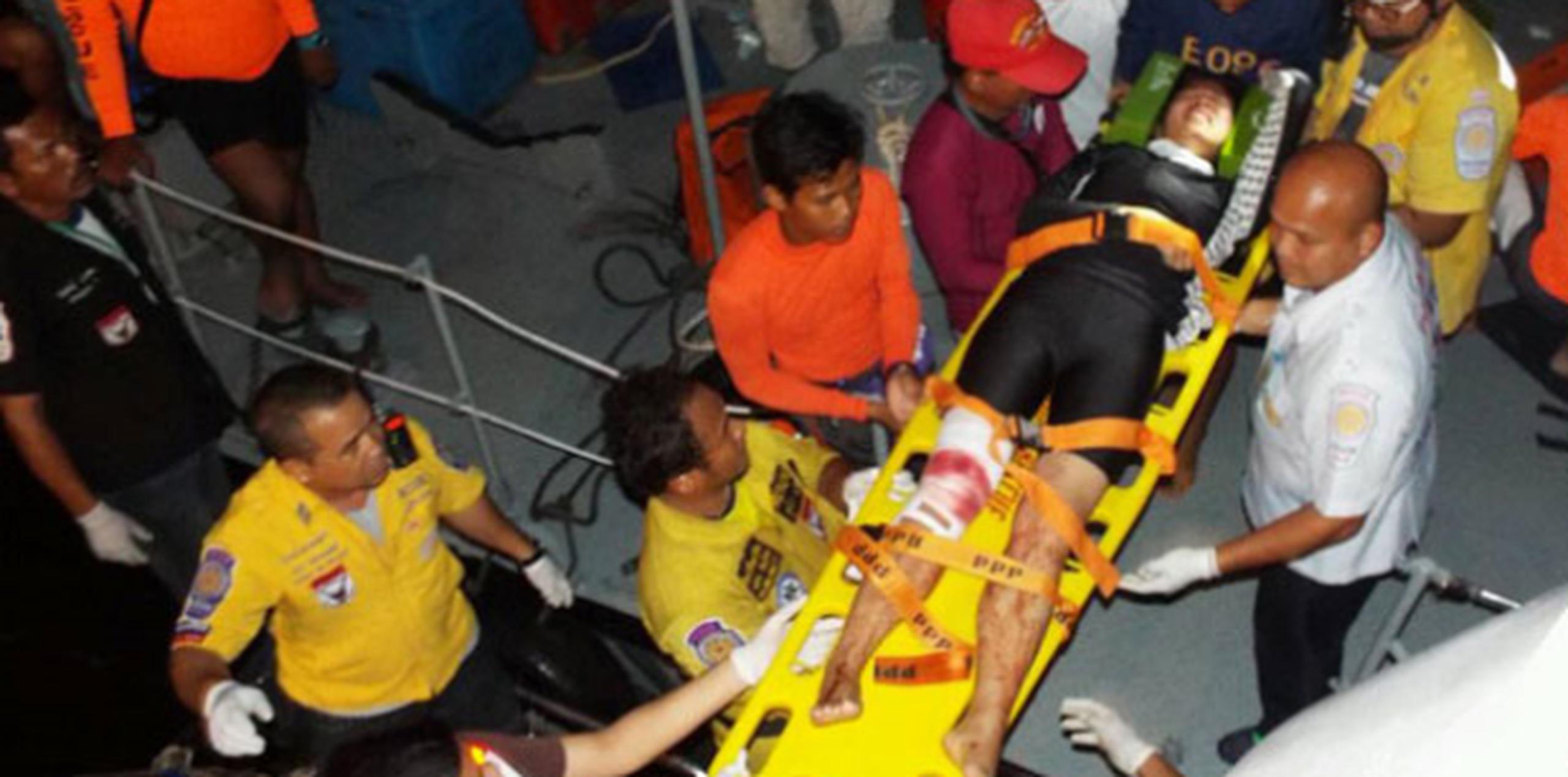 La policía marina pudo rescatar a 27 de las personas a bordo del barco de turistas. (AP)
