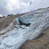 Enorme pedazo de glaciar se desprende en Italia mientras alpinistas escalaban la zona
