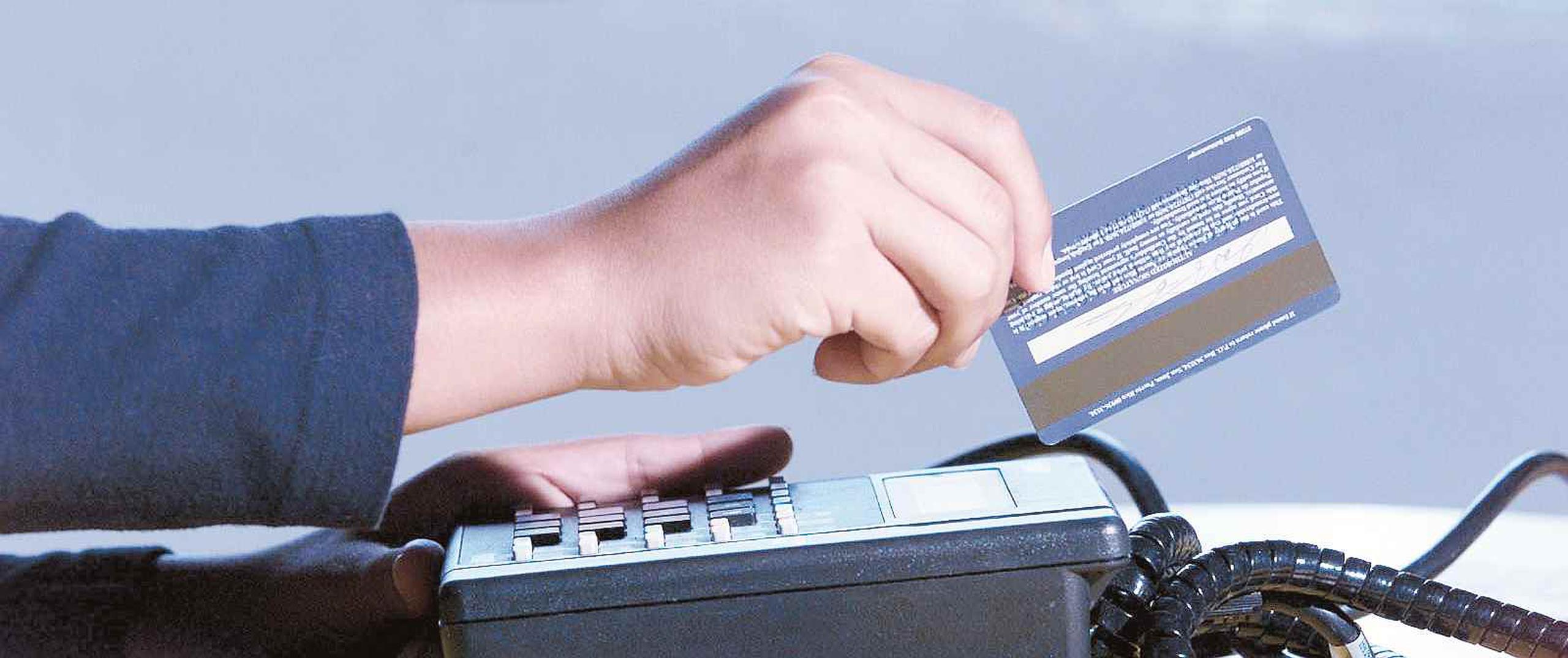 Si el comercio donde vas a pagar no dispone de un terminal inalámbrico (wireless), se recomienda mejor pagar en la caja registradora para evitar una clonación de tarjeta de crédito. (Archivo / GFR Media)