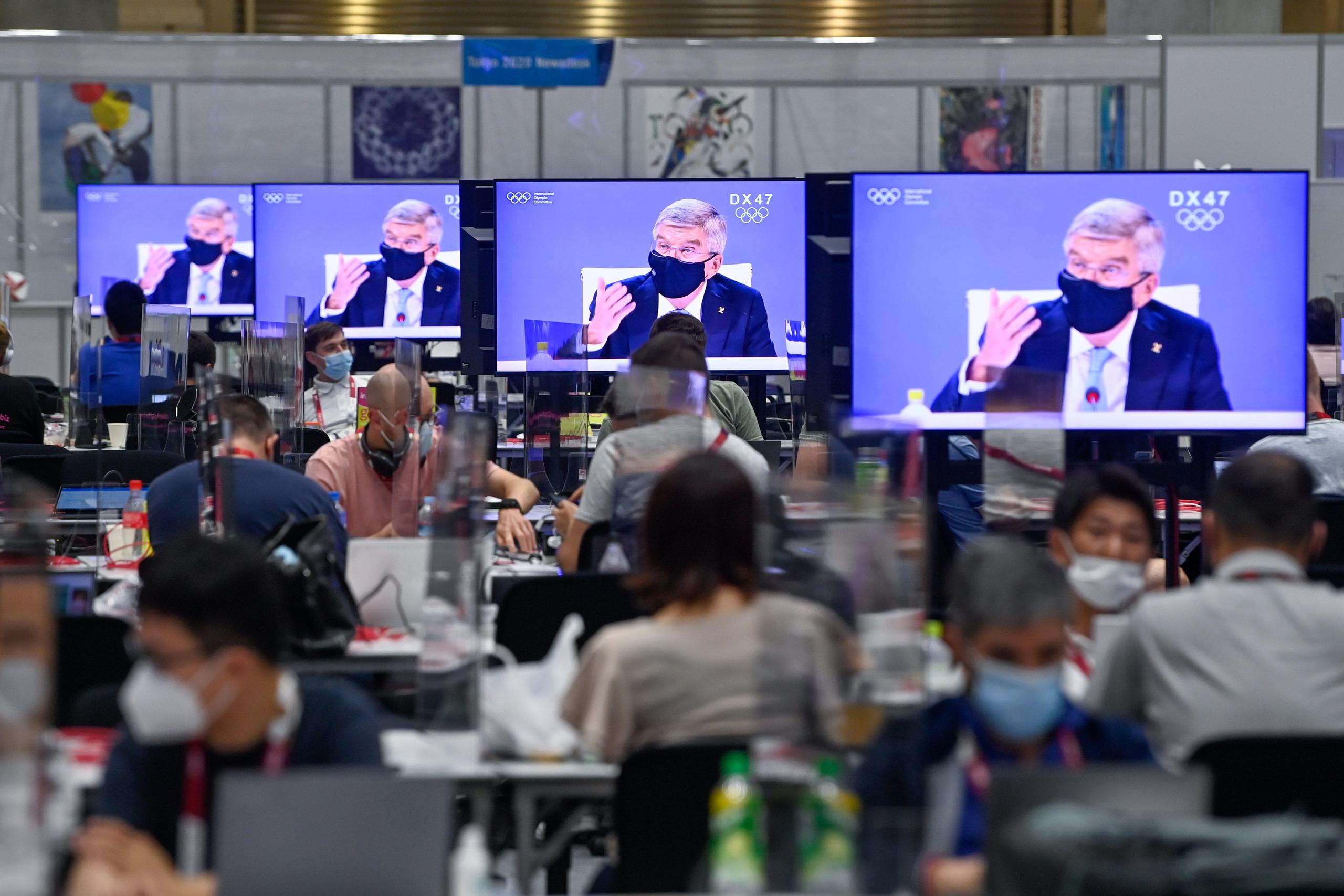 El presidente del Comité Olímpico Internacional, Thomas Bach, es mostrado en las pantallas del Centro de Medios de los Juegos Olímpicos de Tokio.