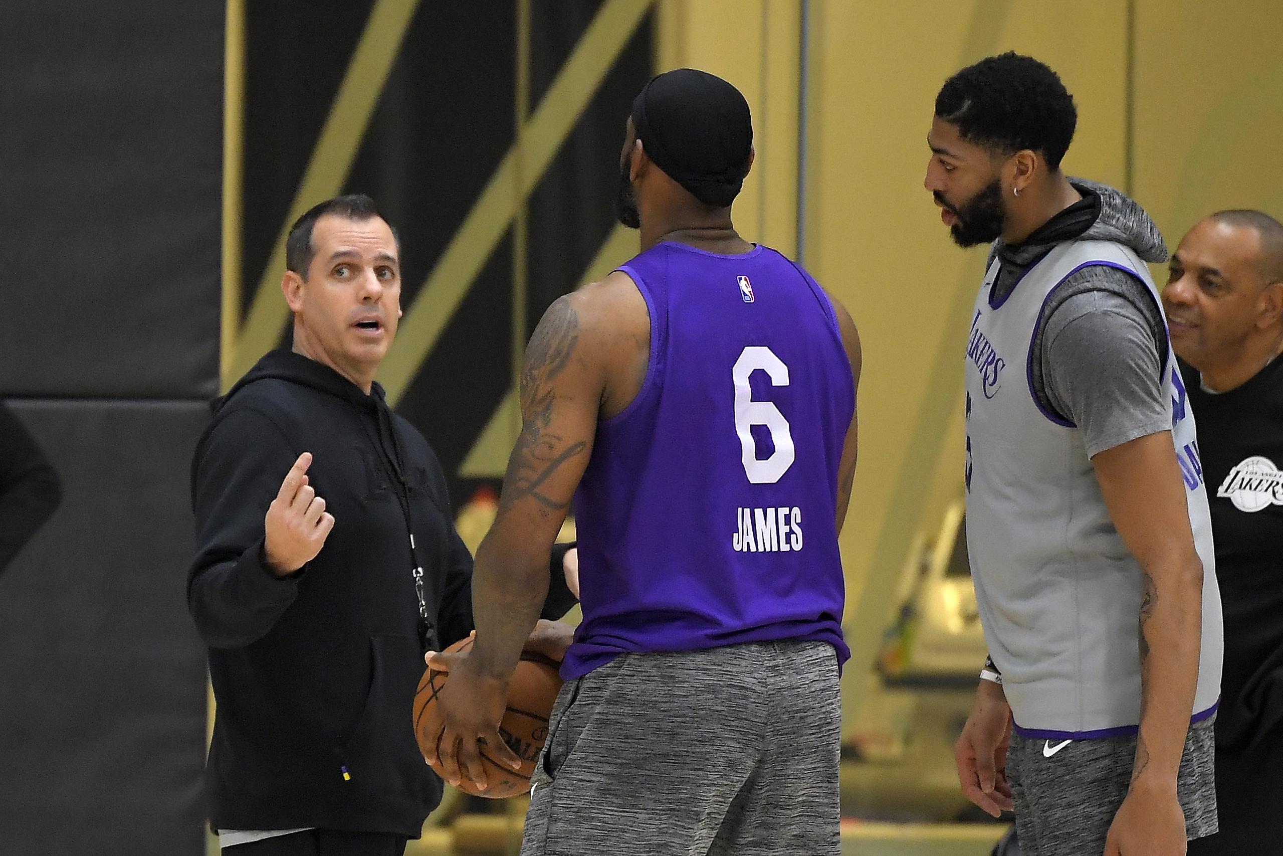 El dirigente de los Lakers, Frank Vogel le da instrucciones a LeBron James y Anthony Davis durante la práctica del miércoles.