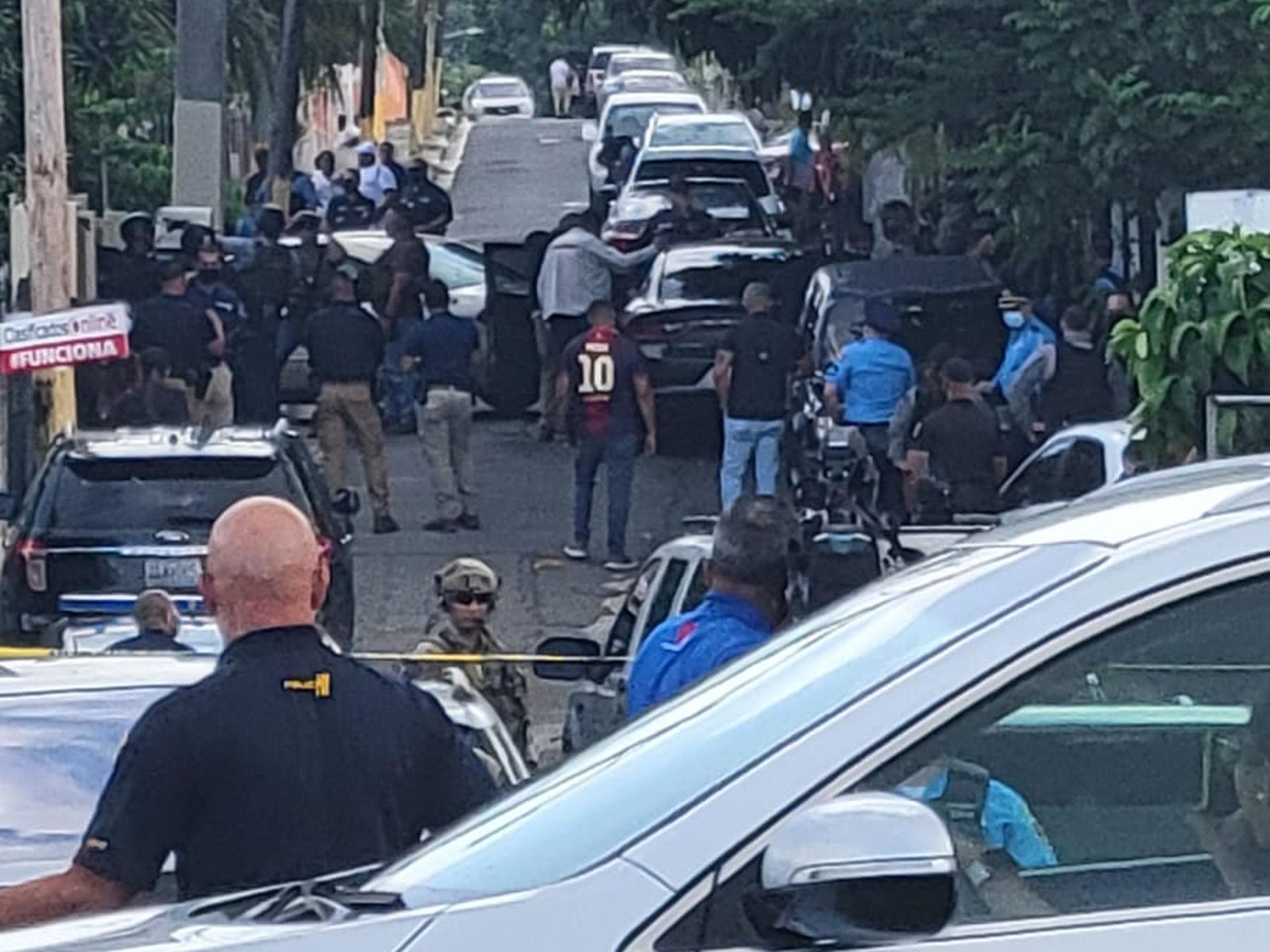 Un contingente de la Policía se movilizó a las Parcelas Hill Brothers donde un hombre sospechoso de asesinato se atrincheró al percatarse de la presencia de los agentes del CIC de San Juan.