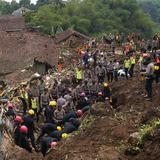 “Milagroso” rescate de niño tras sobrevivir bajo escombros en Indonesia
