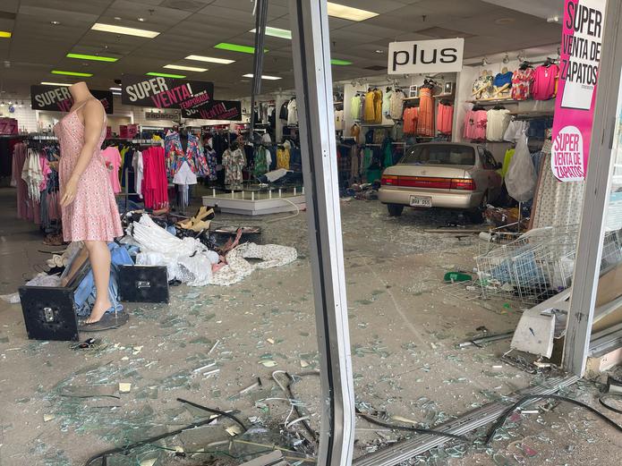 Una conductora, que sufrió un percance de salud, chocó con las puertas de cristal de la tienda de ropa Marianne del Bayamón Oeste Shopping Center y atropelló a una clienta.