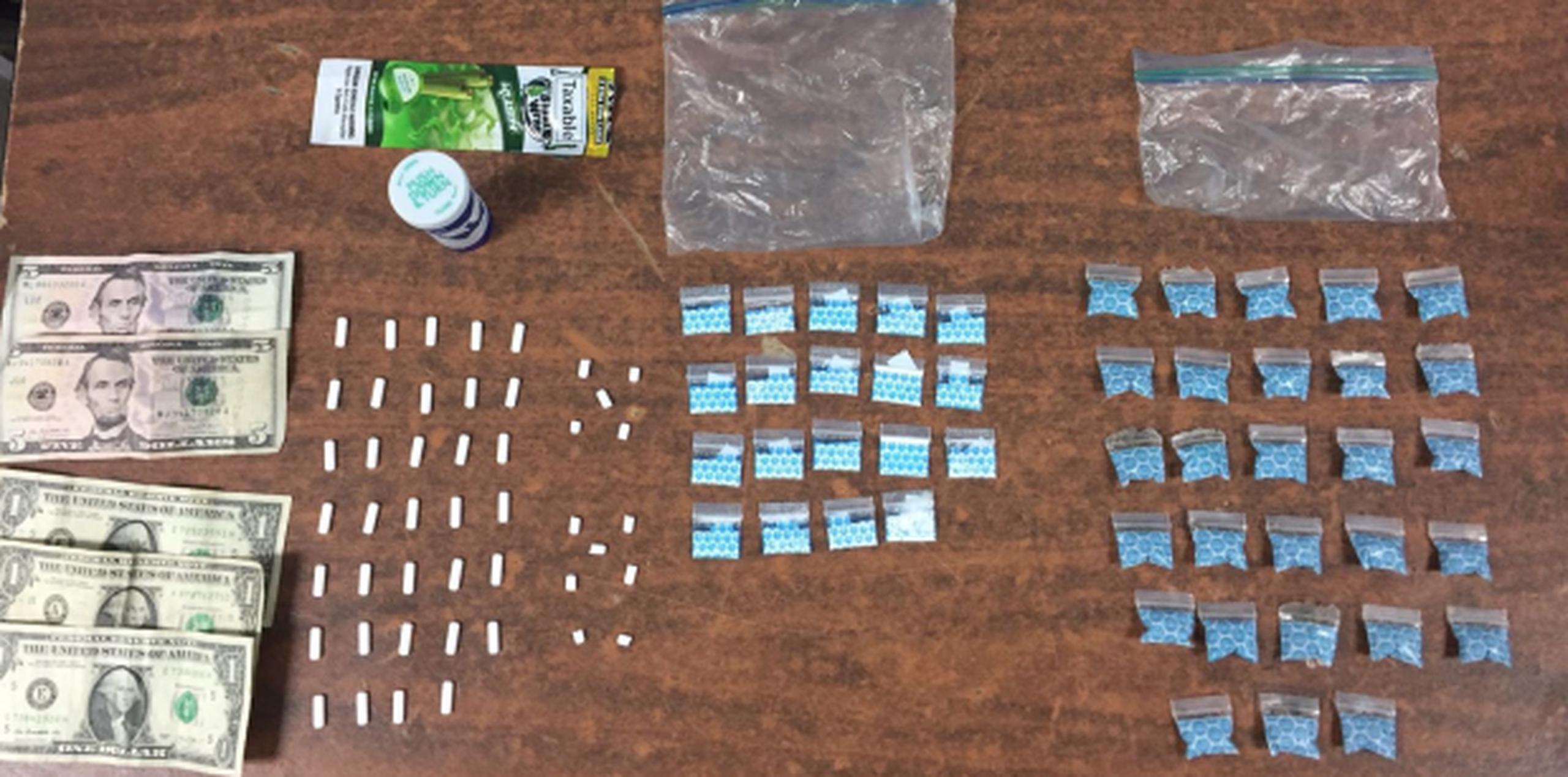A los detenidos se les ocuparon 24 bolsas de crack, 21 deck de heroína, un medicamento controlado, $259.25 en efectivo y dos vehículos. (Suministrada)