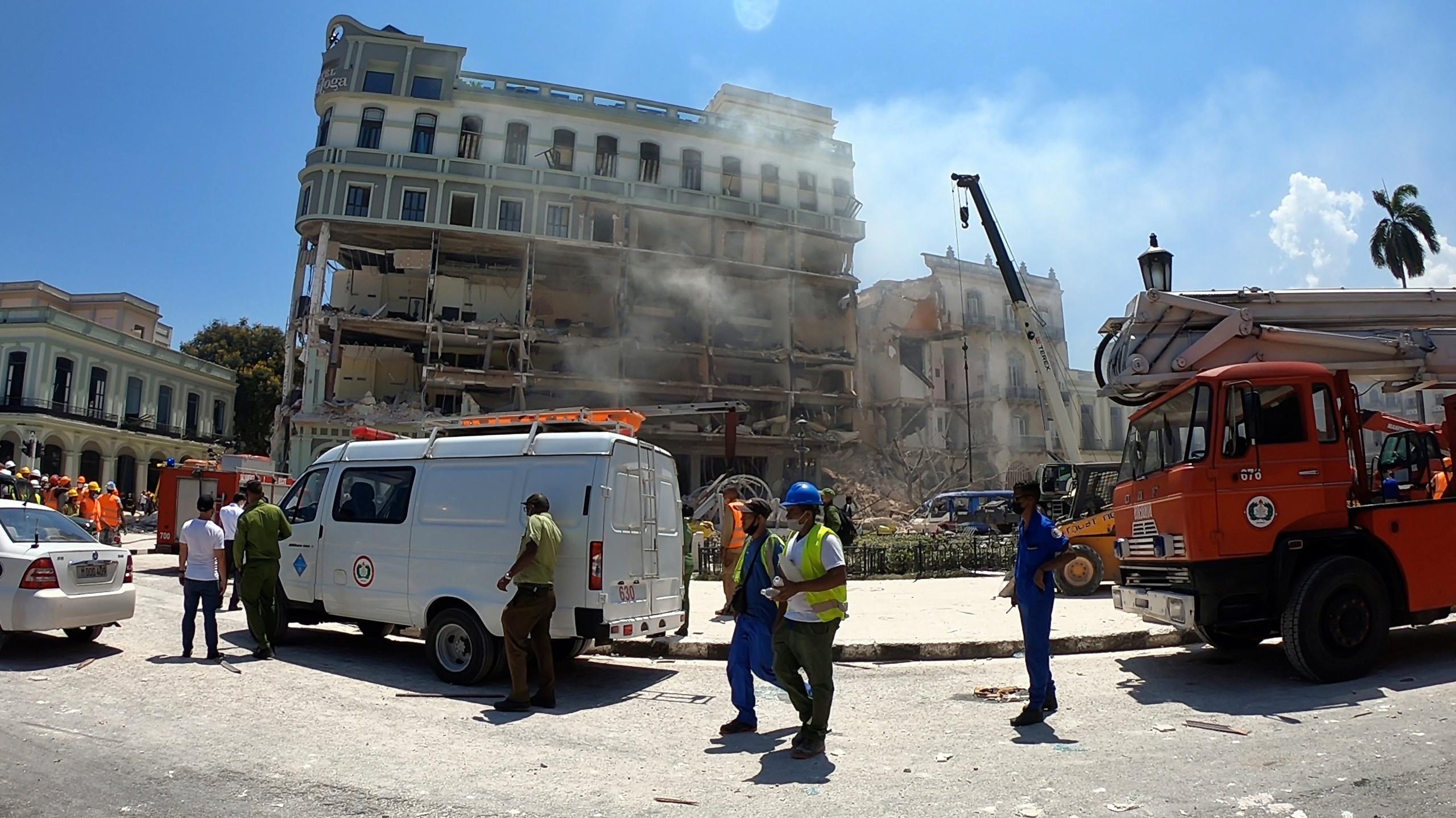 Cuerpos de emergencia trabajan en la de la explosión del Hotel Saratoga, en la capital cubana.