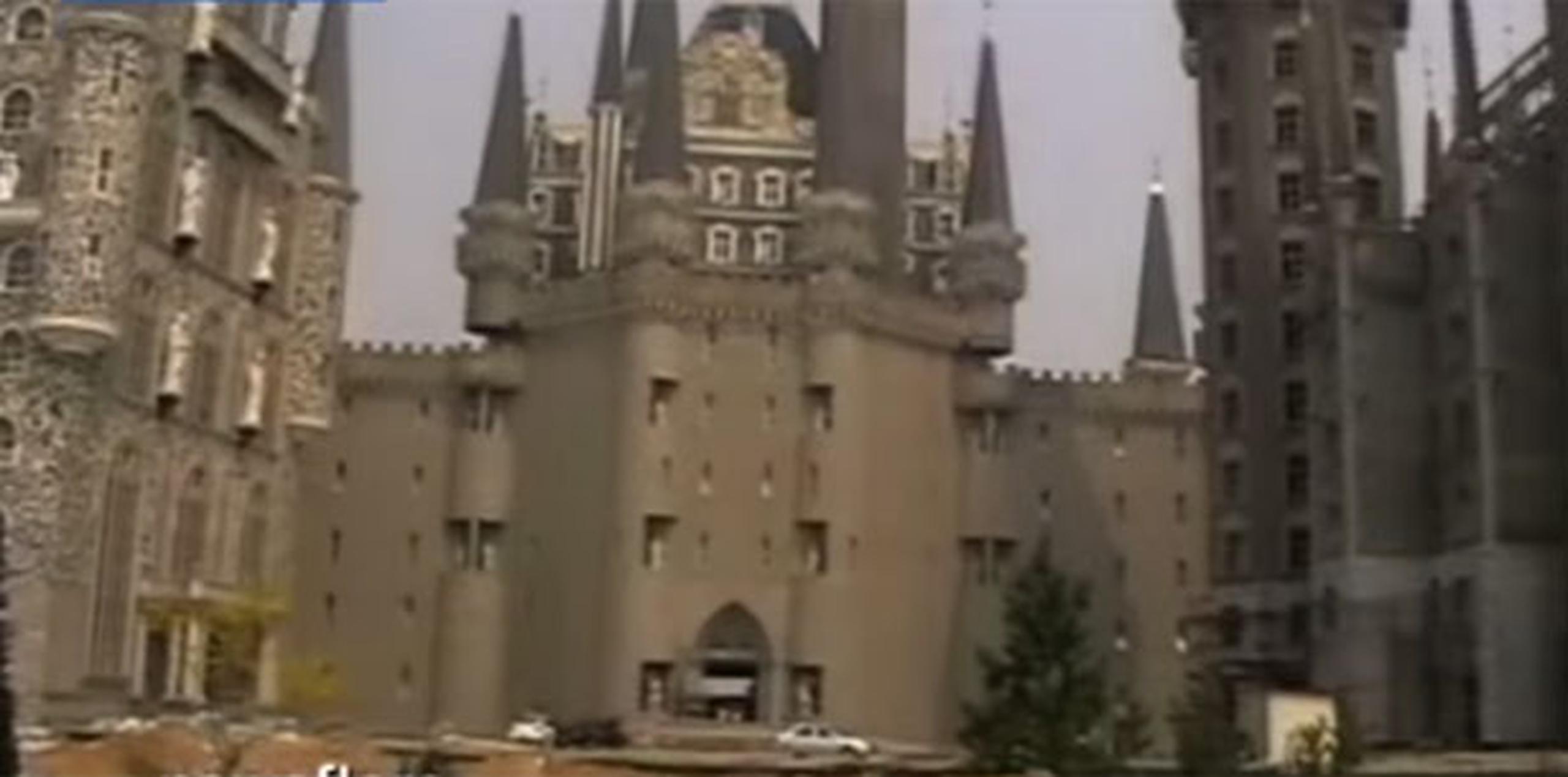 La estructura, denominada "Castillo de la Cenicienta", parece sacada de un cuento de hadas y tiene, entre otros elementos, una torre de reloj, varias torres en punta de estilo gótico y muros almenados. (YouTube)