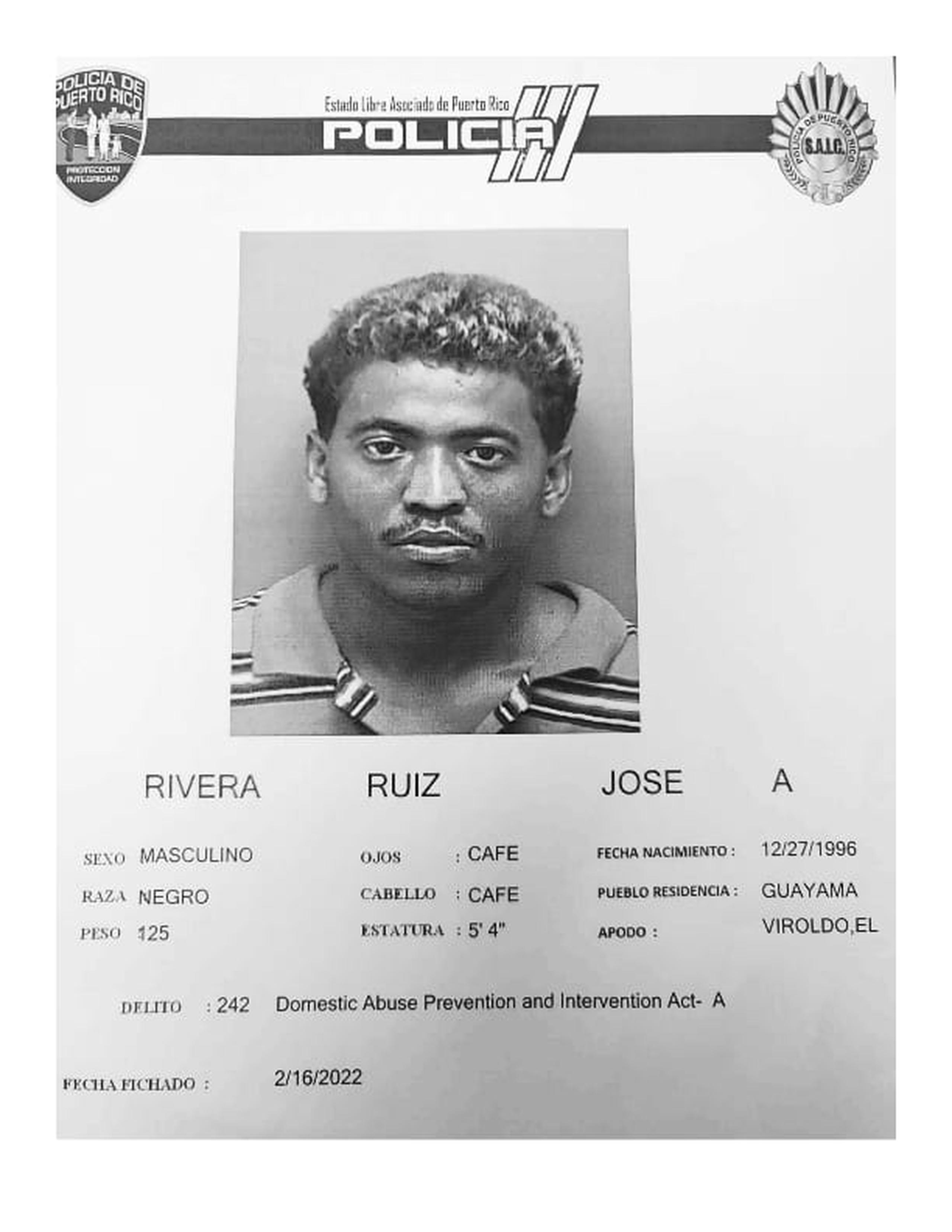 Contra José A. Rivera Ruiz pesaba una orden de arresto por violación a una orden de protección.