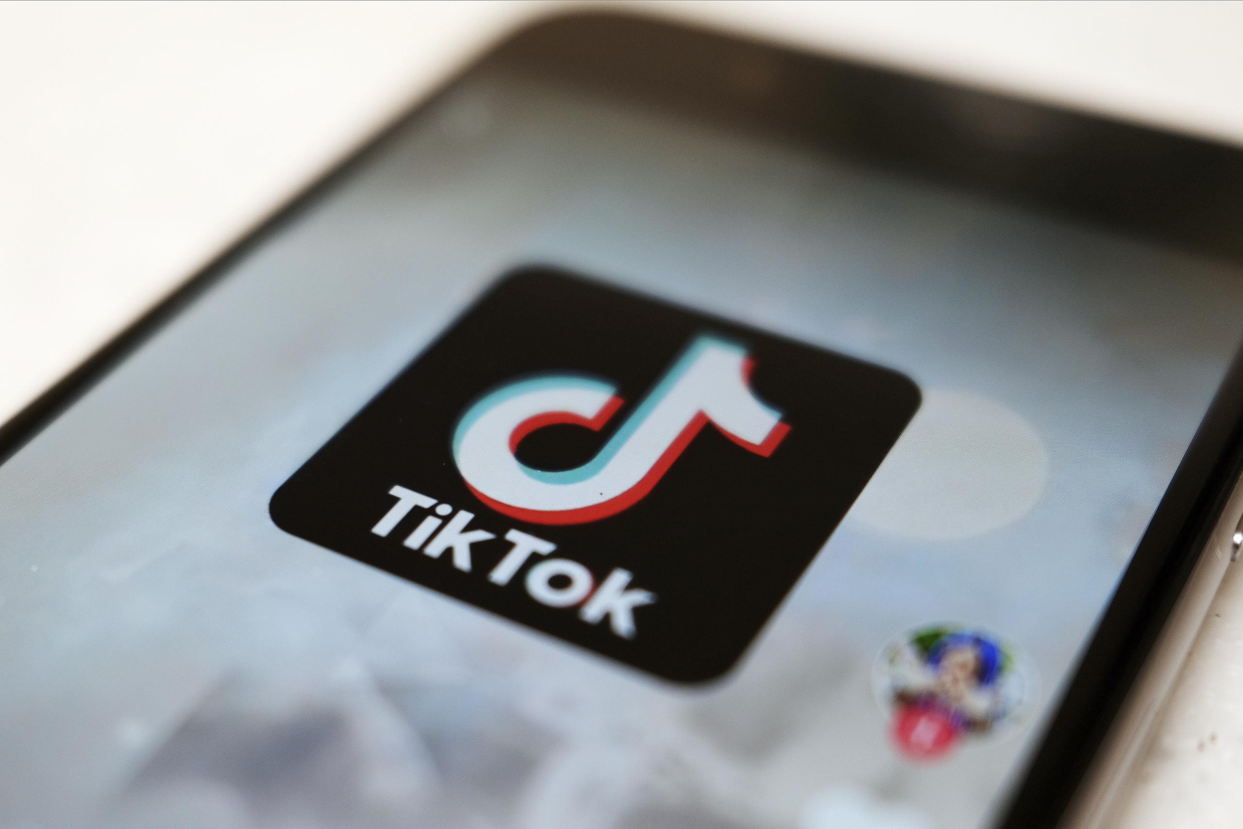 Logo de la aplicación TikTok en la pantalla de un smartphone.