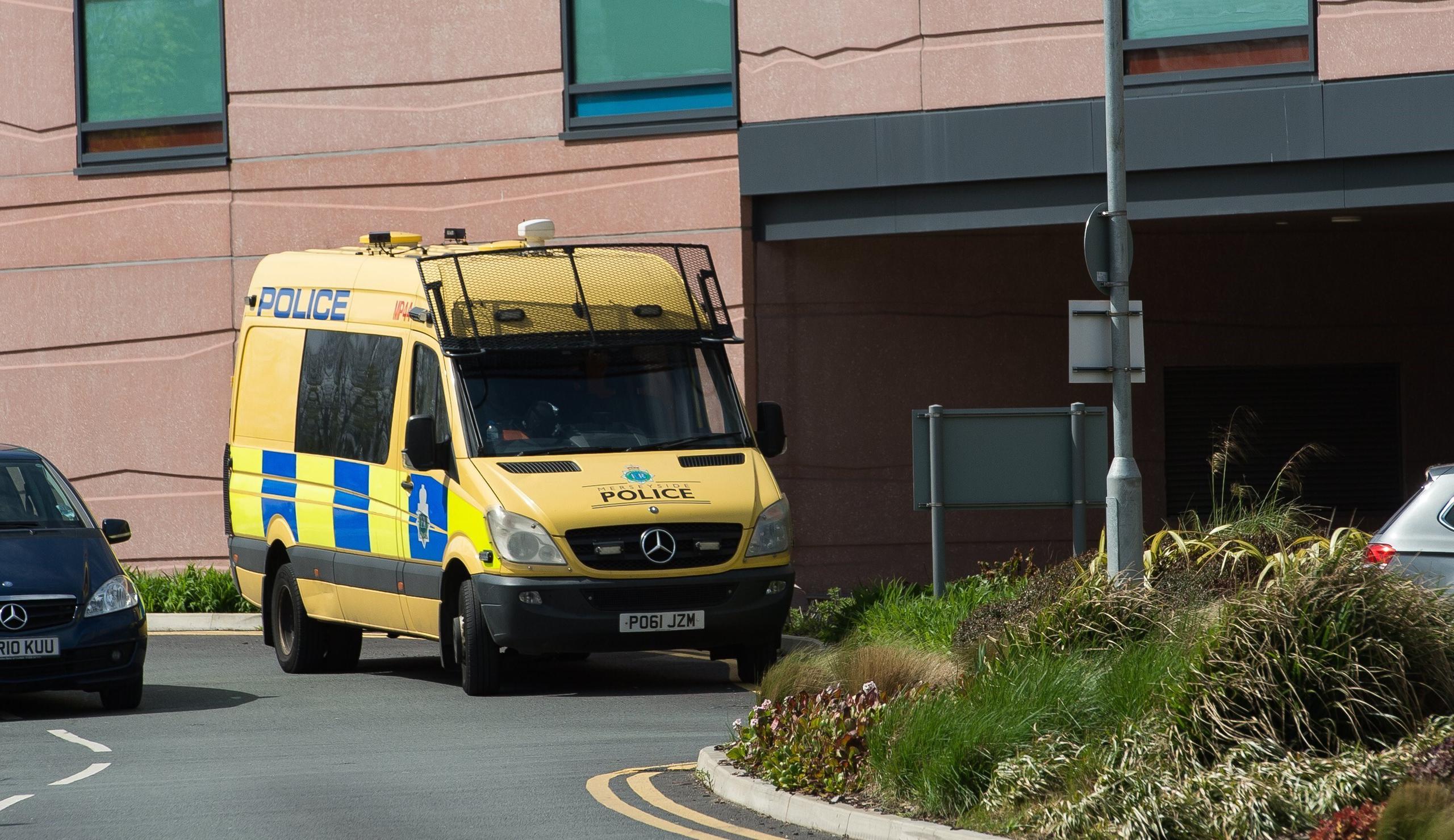 Imagen de archivo de un furgón policial aparcado a las puertas de un hospital de Liverpool (Reino Unido). EFE/ Peter Powell
