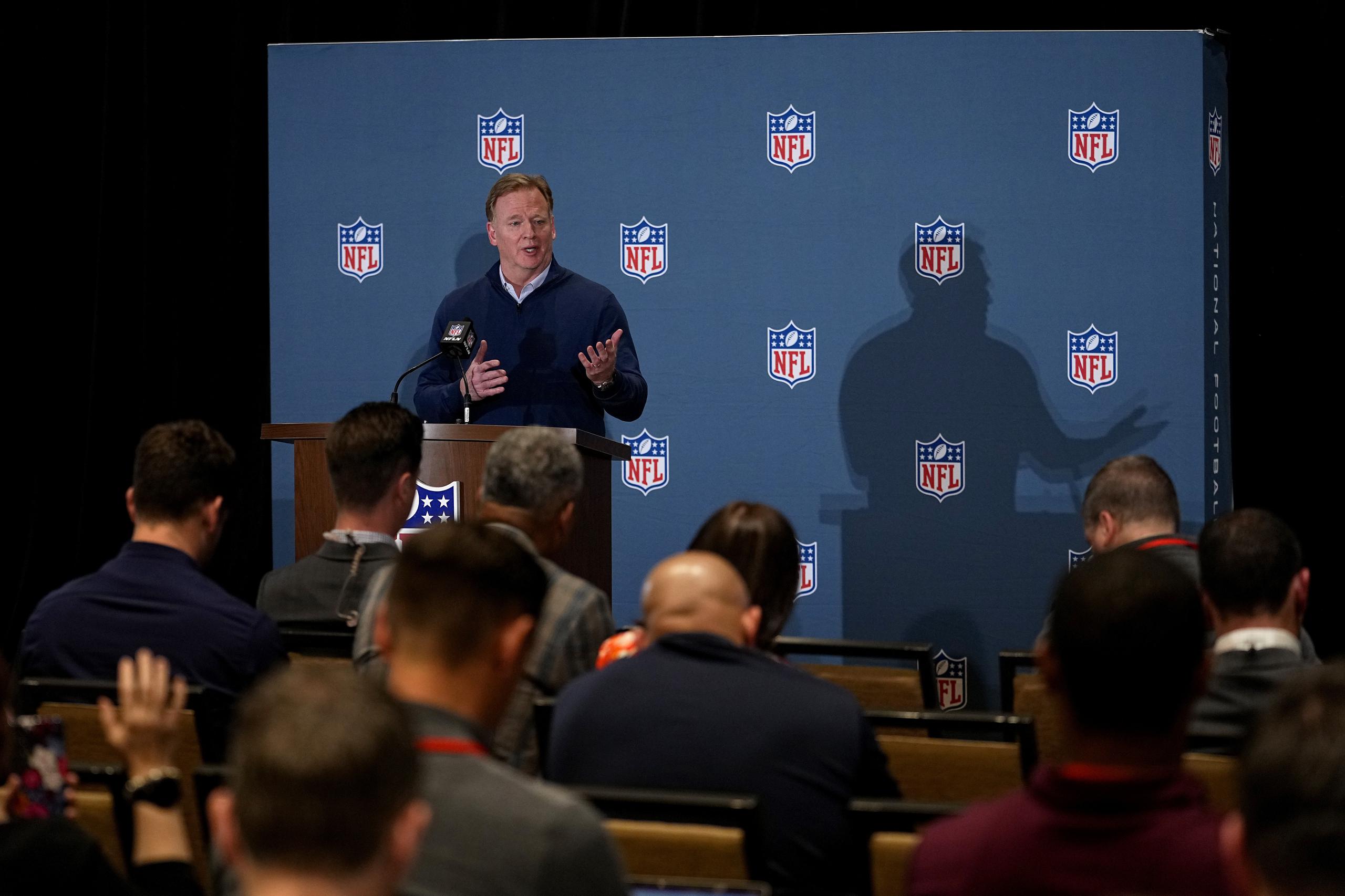 Roger Goodell, comisionado de la NFL, habla durante la conferencia de prensa en el marco de la reunión de dueños de la liga, el martes 28 de marzo de 2023, en Phoenix. (AP Foto/Matt York)