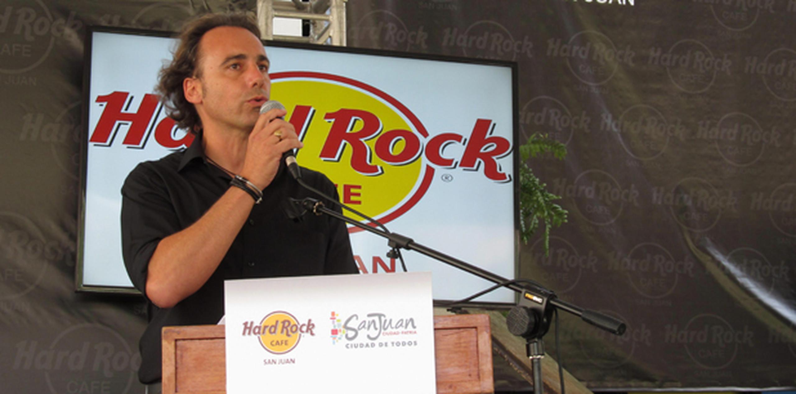 Tom Pérez, vicepresidente de Desarrollo y Operaciones de Franquicias para América de Hard Rock Café, hizo el anuncio en rueda de prensa en San Juan. (EFE/ Jorge Muñiz)