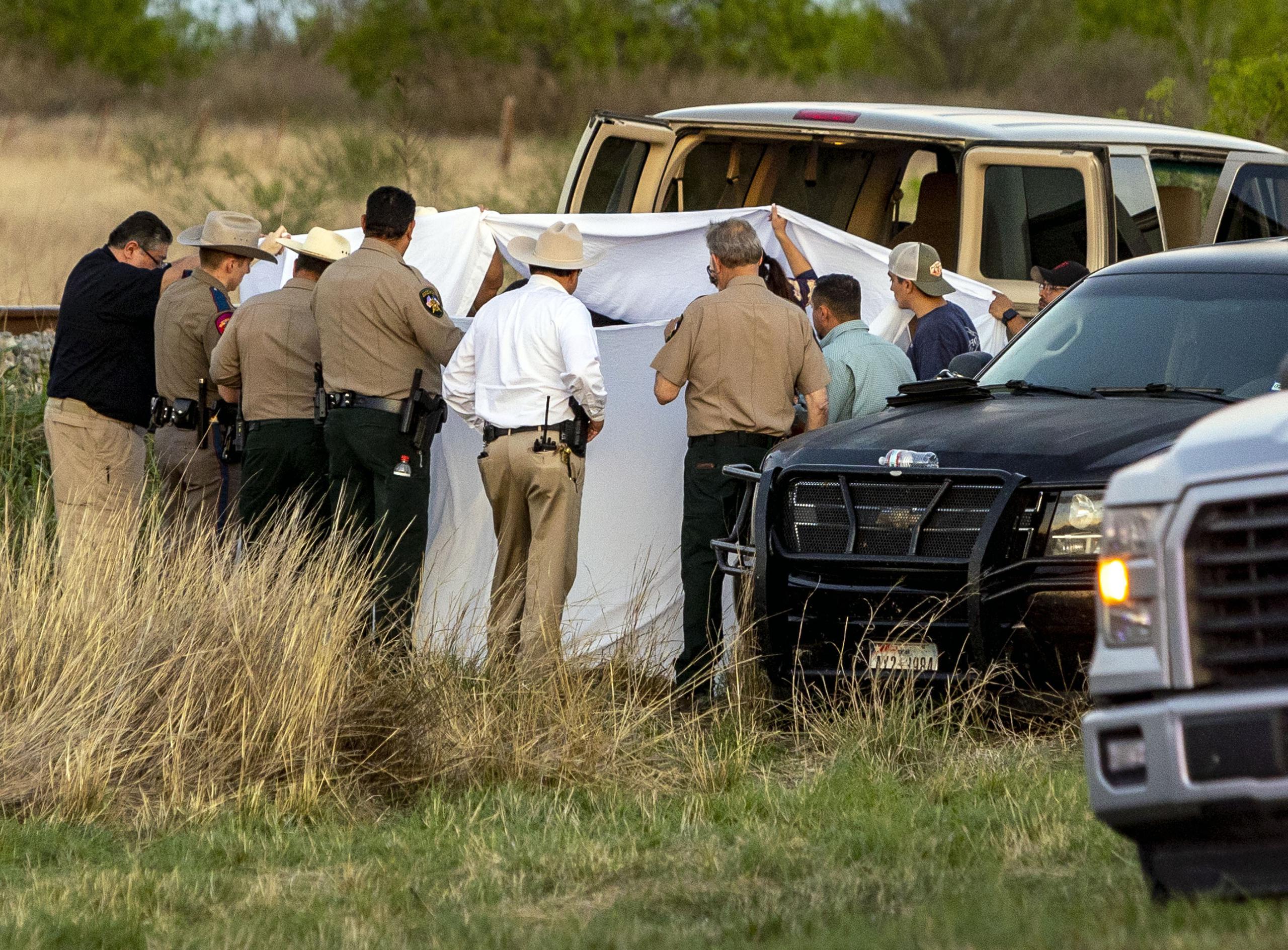 Agentes investigan el lugar donde varios migrantes fueron encontrados en dos vagones de un tren carguero bajo un fuerte calor en Uvalde, Texas. (AP)