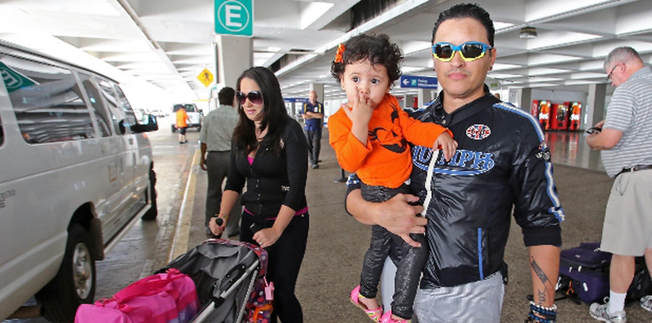 El pizpireto cantante arribó a la Isla con su esposa Maribel Vega y la hija de ambos, Génesis Vittoria. (lino.prieto@gfrmedia.com)