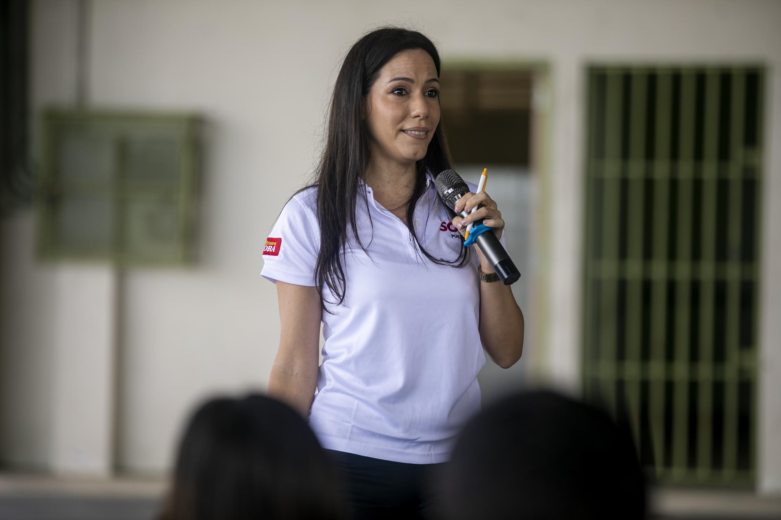 La subeditora de Noticias de Primera Hora, Edlyn M. Vega Rodríguez, compartió con los estudiantes de la Escuela Superior Eladio Tirado.