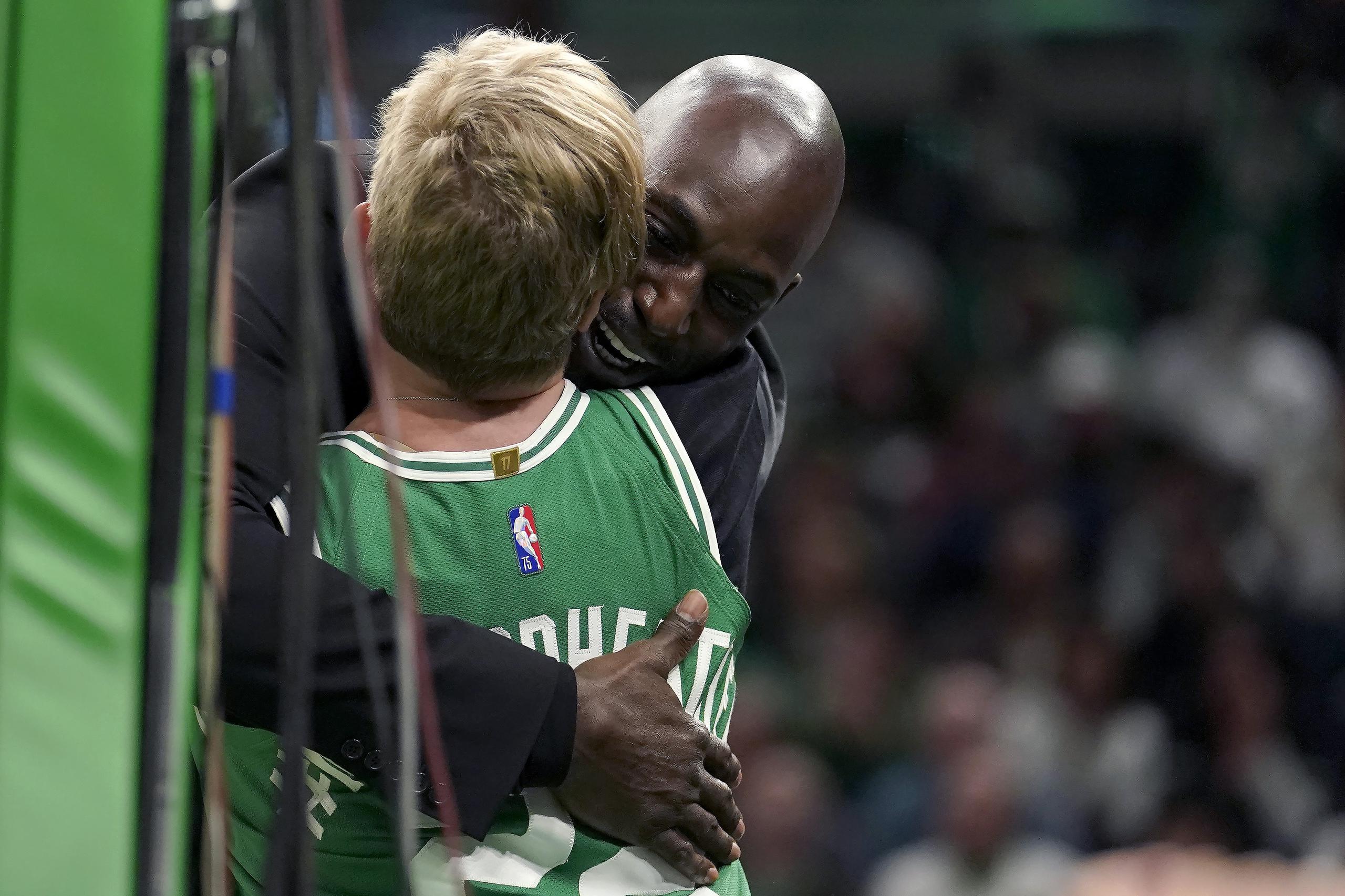 Heather Walker, presidente de relaciones pública de los Celtics, abraza a Garnett antes de la ceremonia realizada el domingo.