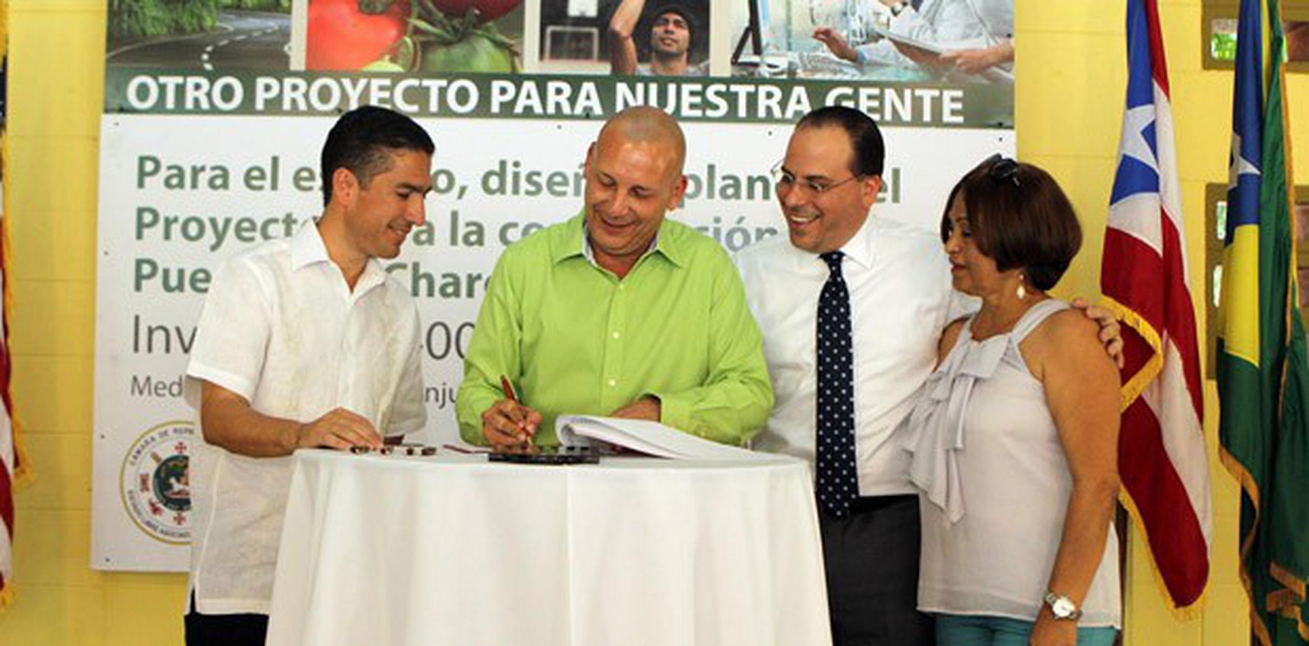 Para dar inicio a la obra del puente del barrio La Charca, el alcalde de Aguas Buenas, Luis Arroyo Chiqués, y el presidente cameral, Jaime Perelló, firmaron un contrato hoy. (Suministrada)