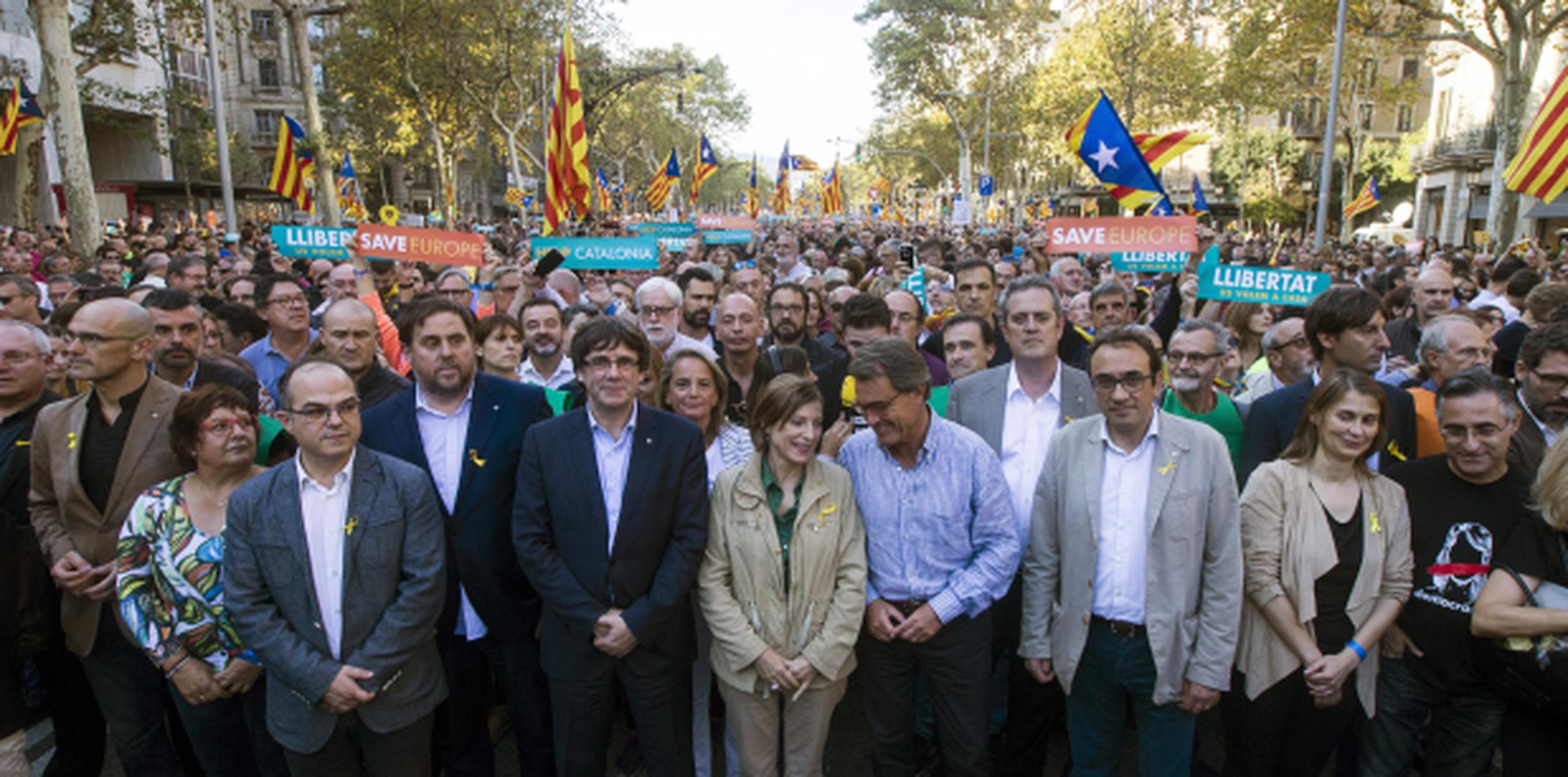 Miles de personas se han lanzado a la calle en Barcelona para protestar en favor de la independencia de Cataluña. (EFE/Quique García)

