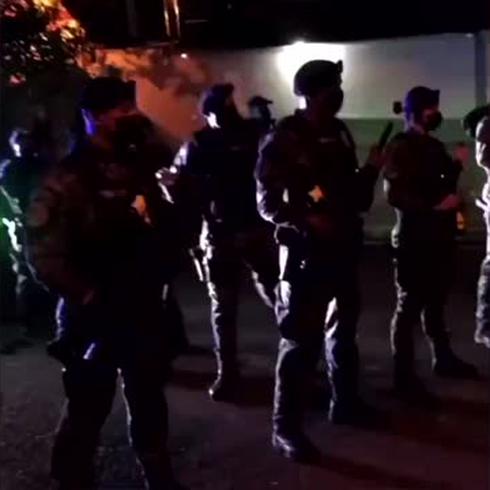 La Policía desaloja al público que estaba en la Placita de Santurce
