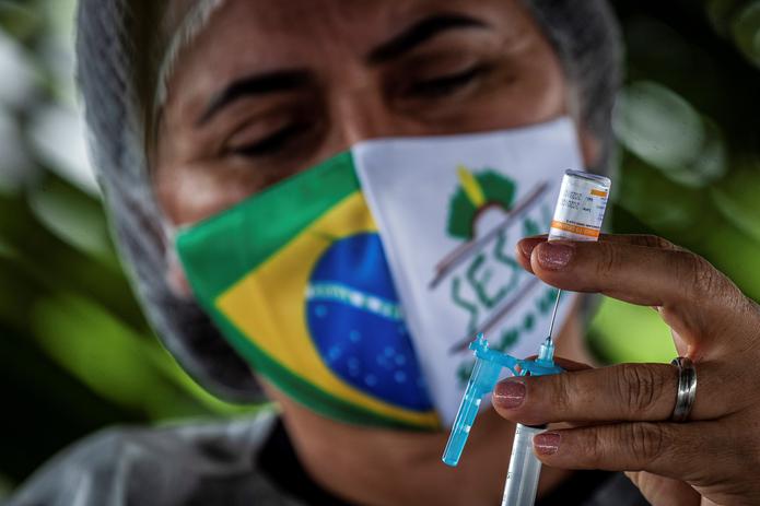 Una enfermera del Distrito Sanitario Especial Indígena del estado de Manaos prepara una dosis de la vacuna usada en Brasil para enfrenar el SARS-CoV-2, la CoronaVac, desarrollada por la farmacéutica china Sinovac.