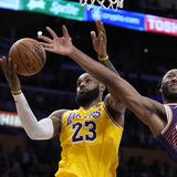 LeBron James carga a los Lakers en el triunfo sobre los Suns