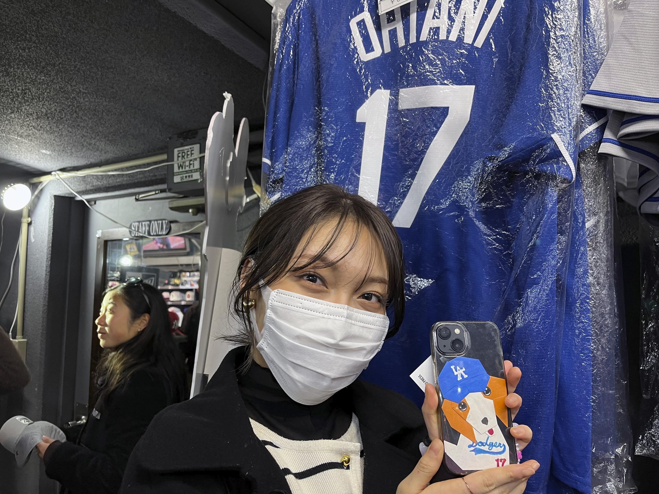 Hina Kishi muestra el diseño inspirado en Shohei Ohtani en su celular en una tienda de deportes llamada Selection en Tokio, Japón el lunes 26 de febrero del 2024. 