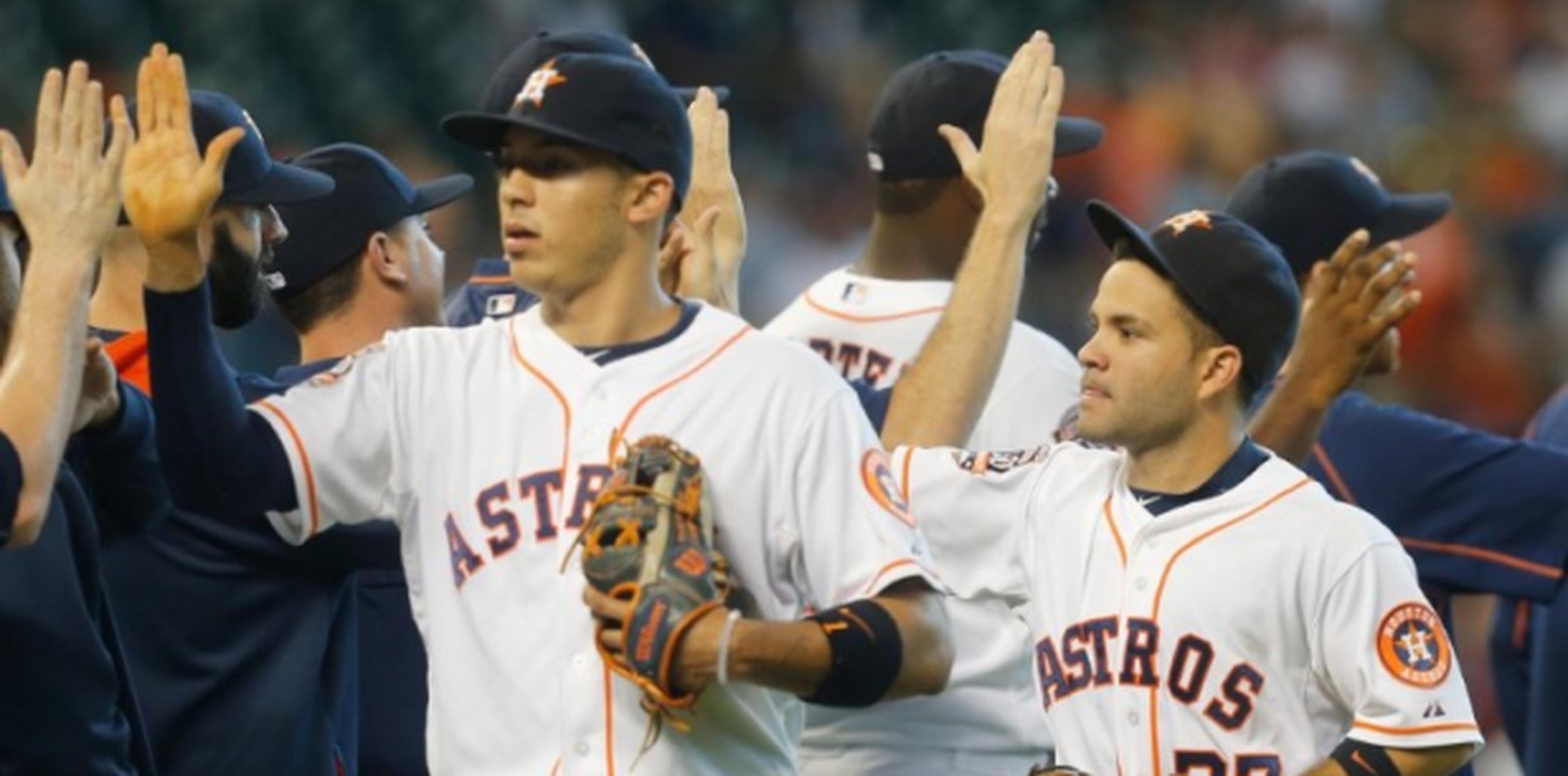 Se espera que el campocorto boricua Carlos Correa (en primer plano) y los Astros de Houston verán acción en la venidera postemporada de las Grandes Ligas. (Bob Levey/Getty Images/AFP)