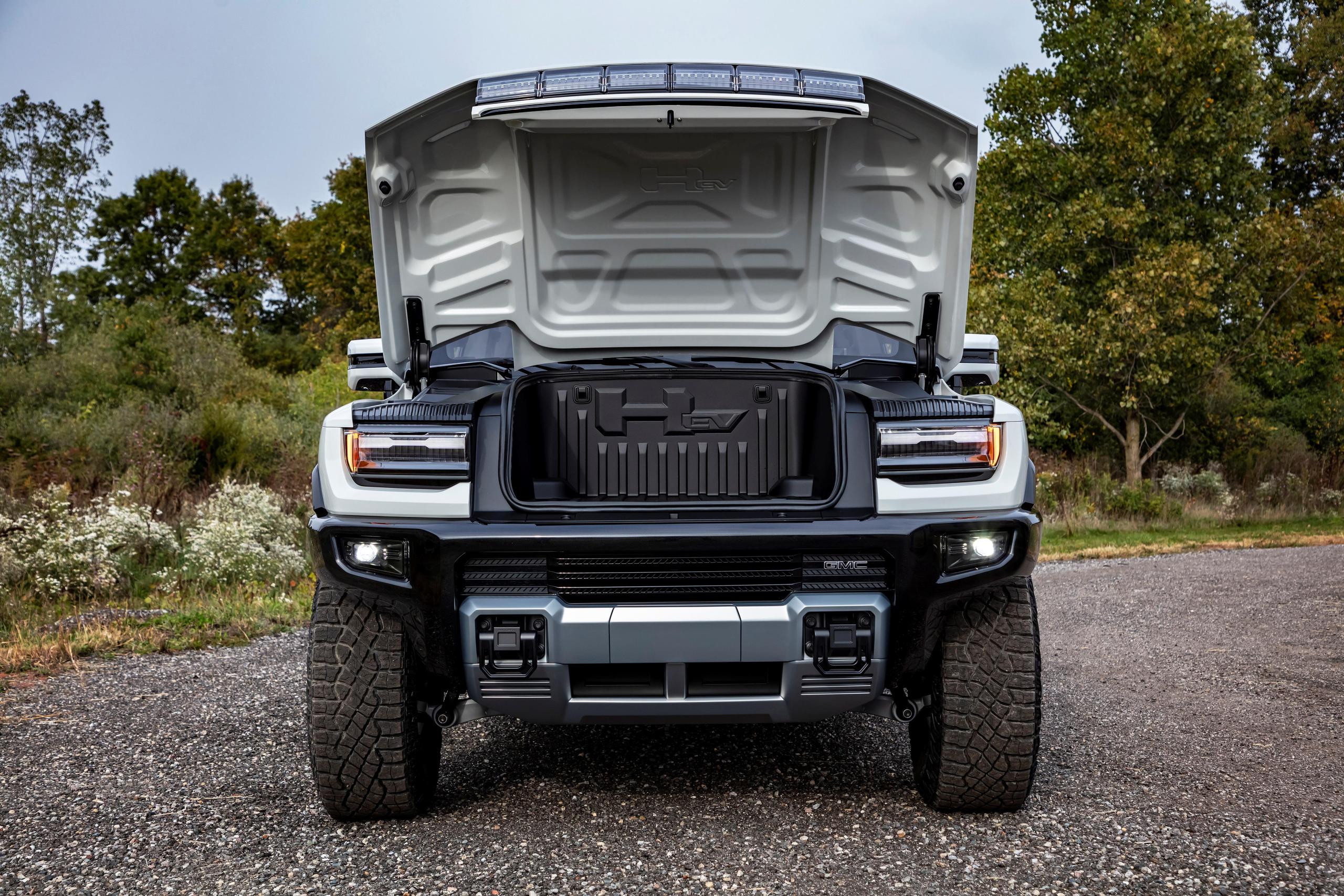 Fotografía cedida por General Motors (GM) donde se muestra su nueva versión GMC Hummer EV Edition 1 que cambiará de forma fundamental los paradigmas convencionales del 'off-road' y camionetas".