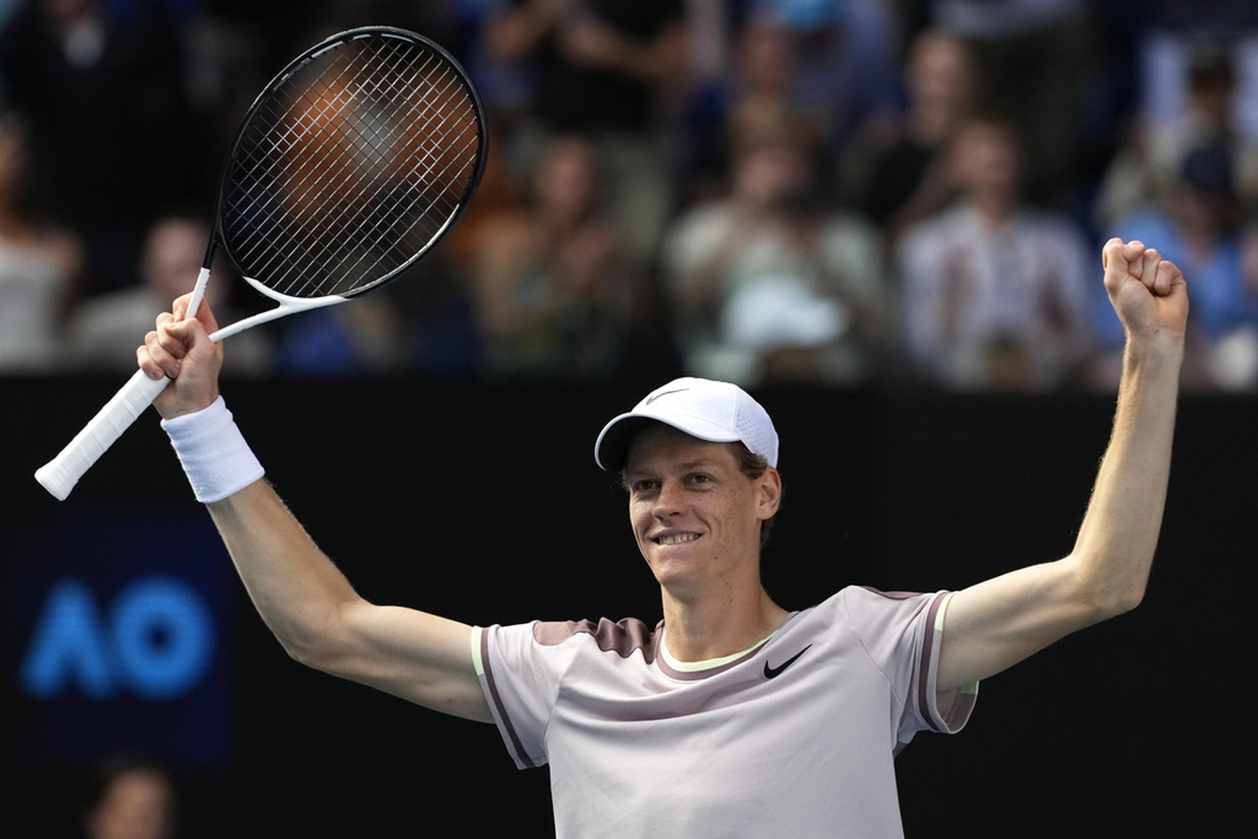 Jannik Sinner celebra su victoria sobre Novak Djokovic en las semifinales del Abierto de Australia.