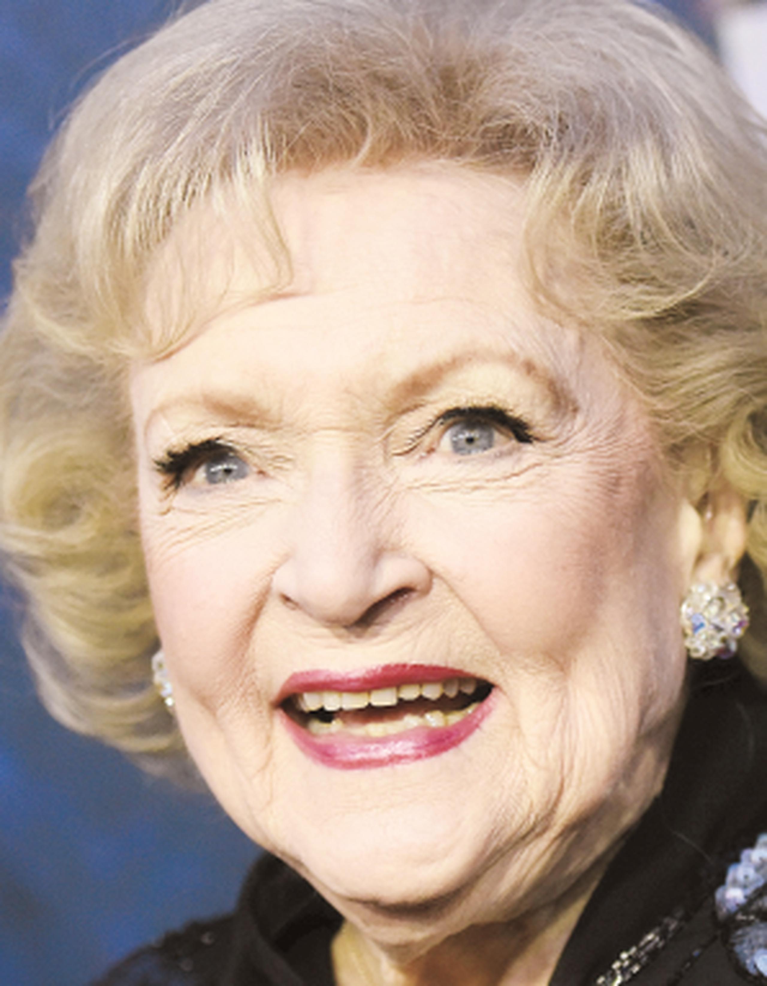 White, de 94 años, es muy conocida por la serie "The Golden Girls". (Prensa Asociada)