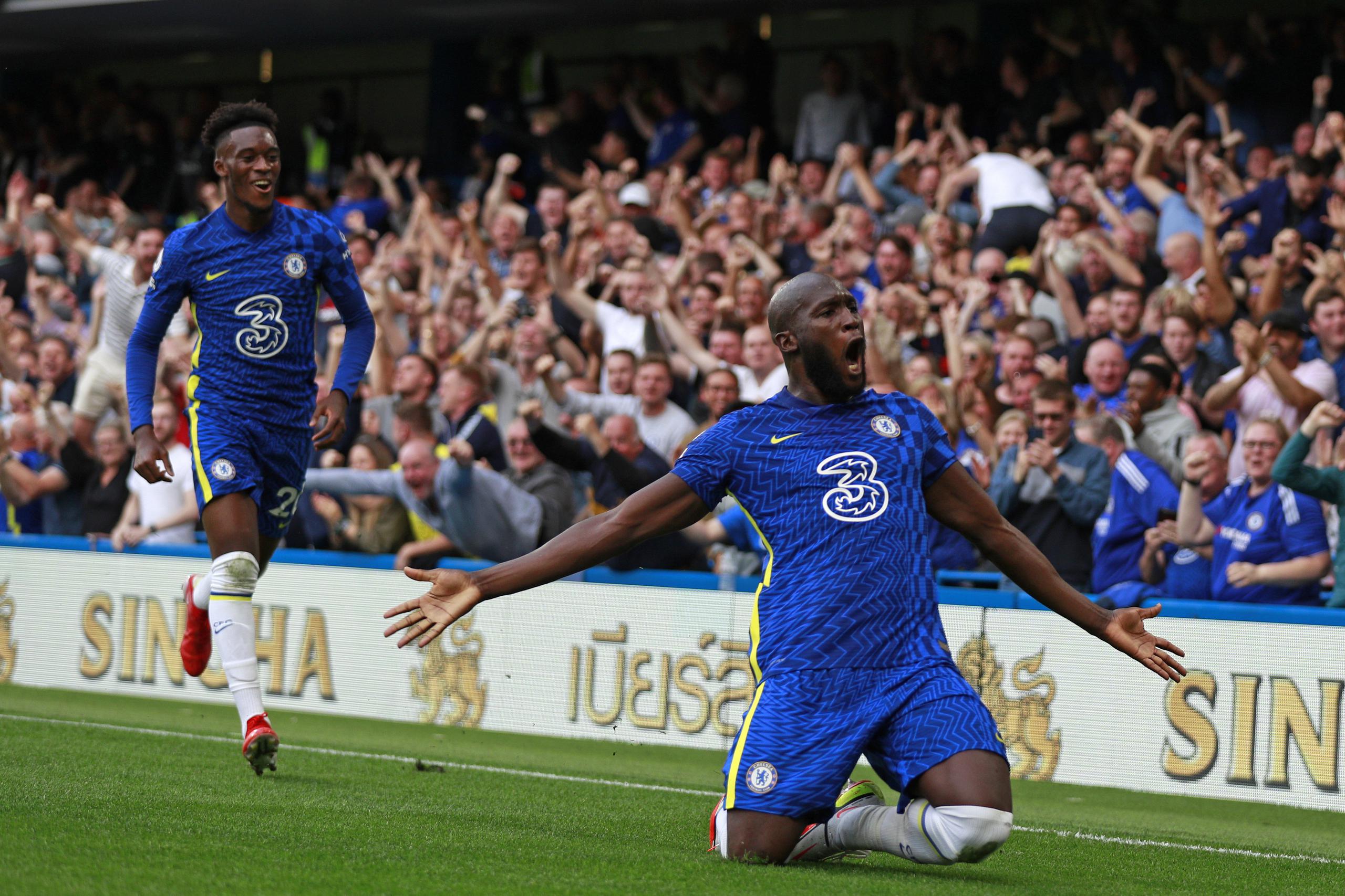 El delantero Romelu Lukaku (derecha) celebra tras anotar el primer gol de Chelsea en la victoria ante Aston Villa, el sábado 11 de septiembre de 2021.